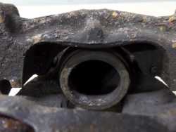 VOLVO S60 II 1.6D 10-17 ZACISK HAMULCOWY PRAWY TYL ELEKTRYCZNY 32532594