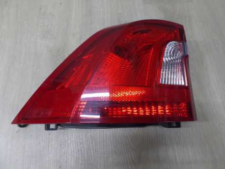 VOLVO S60 II 10-13 LAMPA TYL LEWA BLOTNIKA 30796267