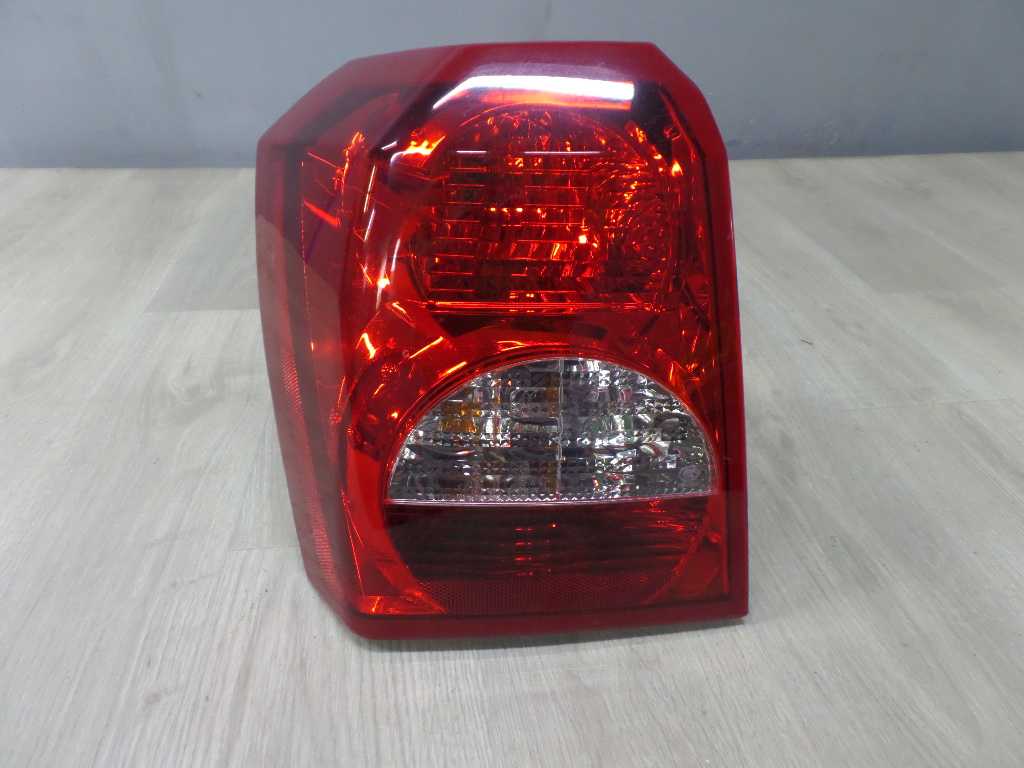 DODGE CALIBER 06-11 LAMPA TYL LEWA