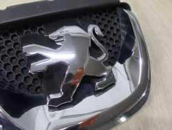 PEUGEOT 308 T7 GRIL ATRAPA LOGO ZNACZEK 9680505177 07-13