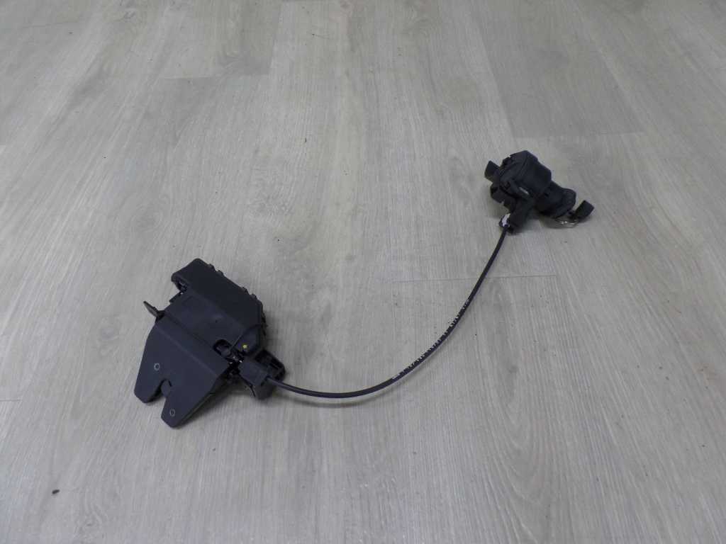BMW 3 E90 ZAMEK WKLADKA BAGAZNIKA 7840617 04-08