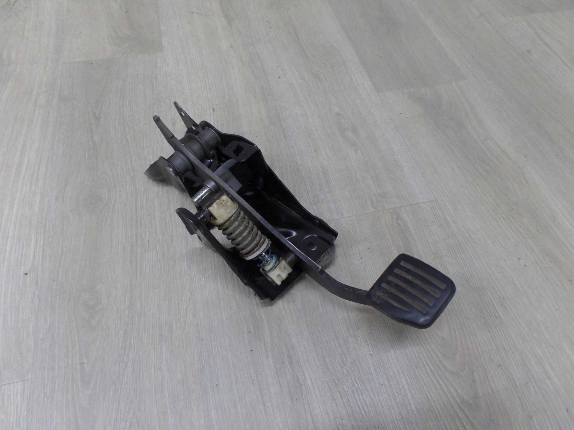 VOLVO S80 II V70 III XC70 2.4 D5 PEDAL SPRZEGLA 31202184