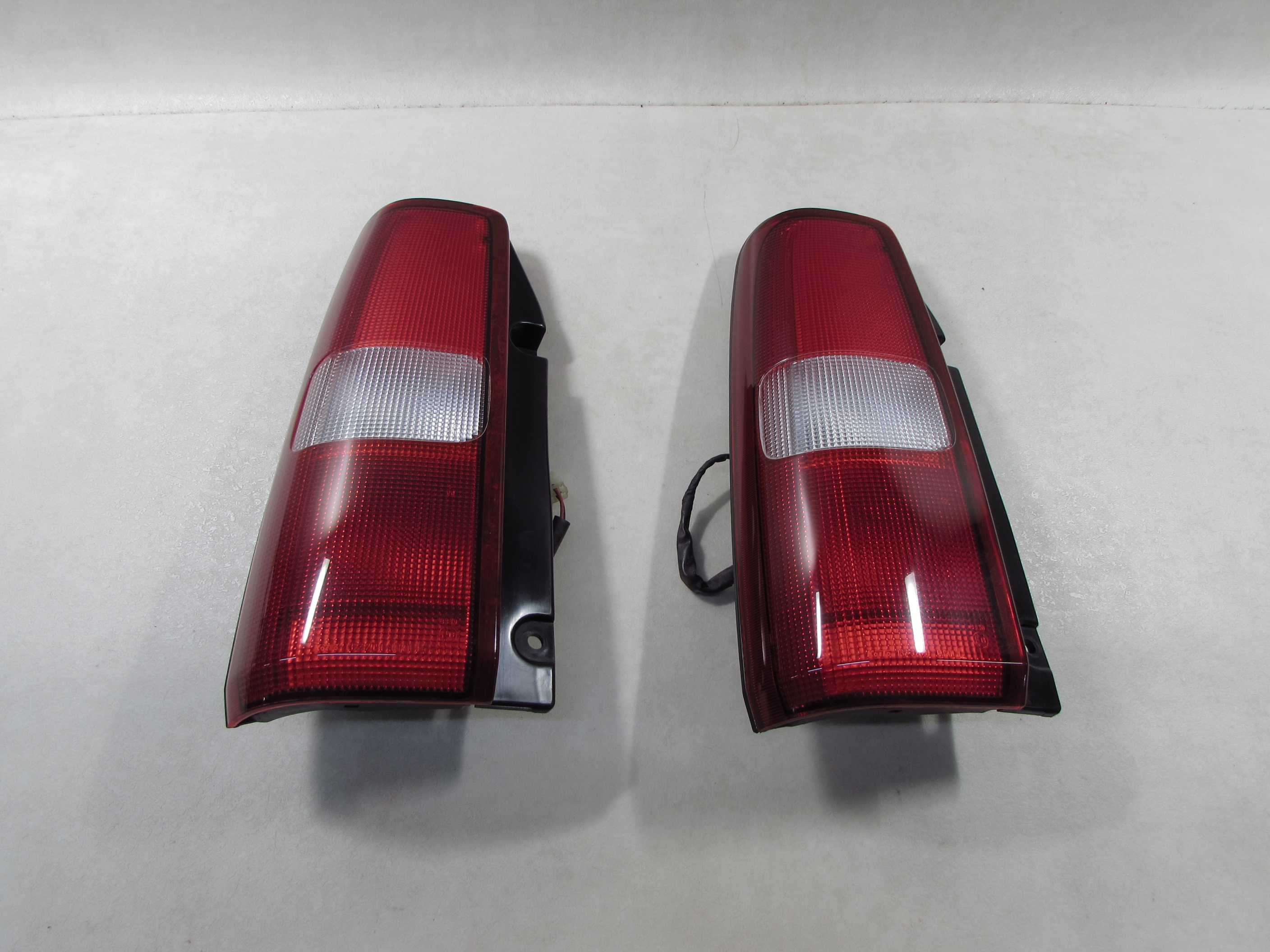 SUZUKI JIMNY 98-12 LAMPA TYL LEWA 132-32091