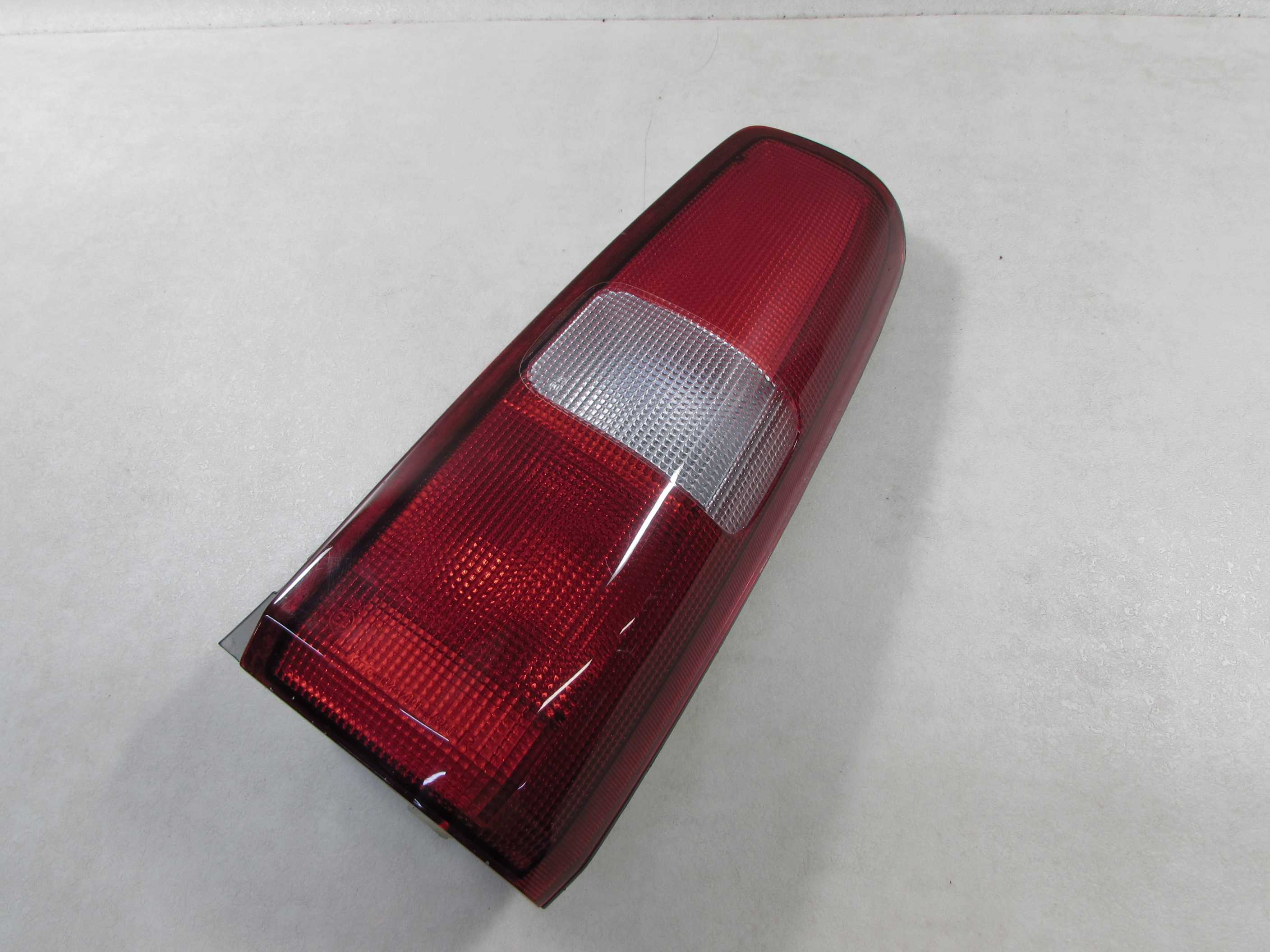 SUZUKI JIMNY 98-12 LAMPA TYL PRAWA 132-32091