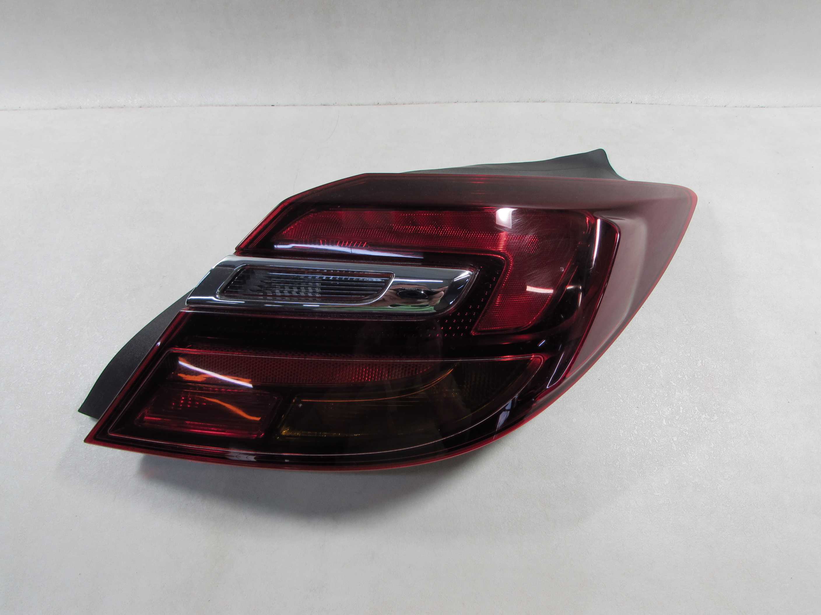 OPEL INSIGNIA LIFT HB 13-17 LAMPA TYL PRAWA LED 23422536