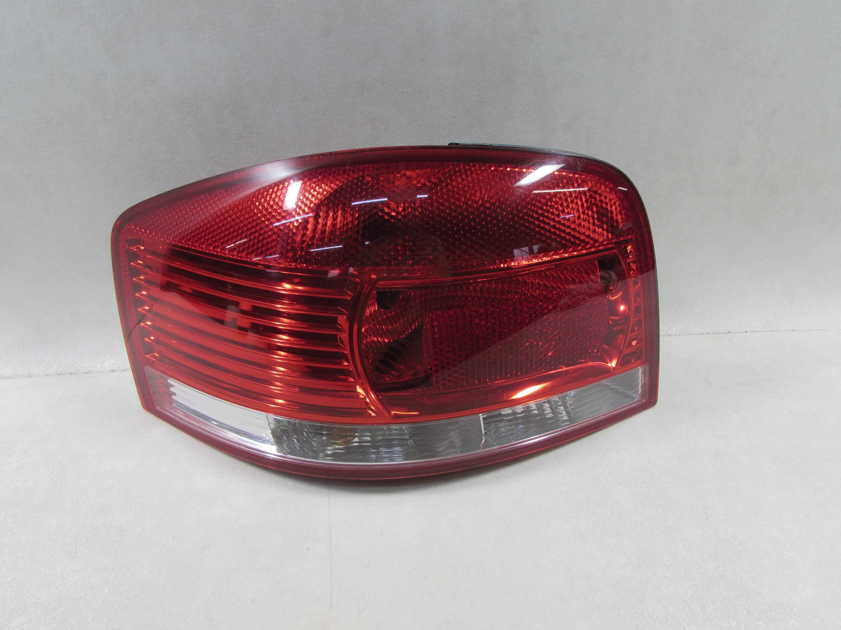 AUDI A3 8P 3D S-LINE LAMPA TYL LEWA 8P0945095A UK 03-08