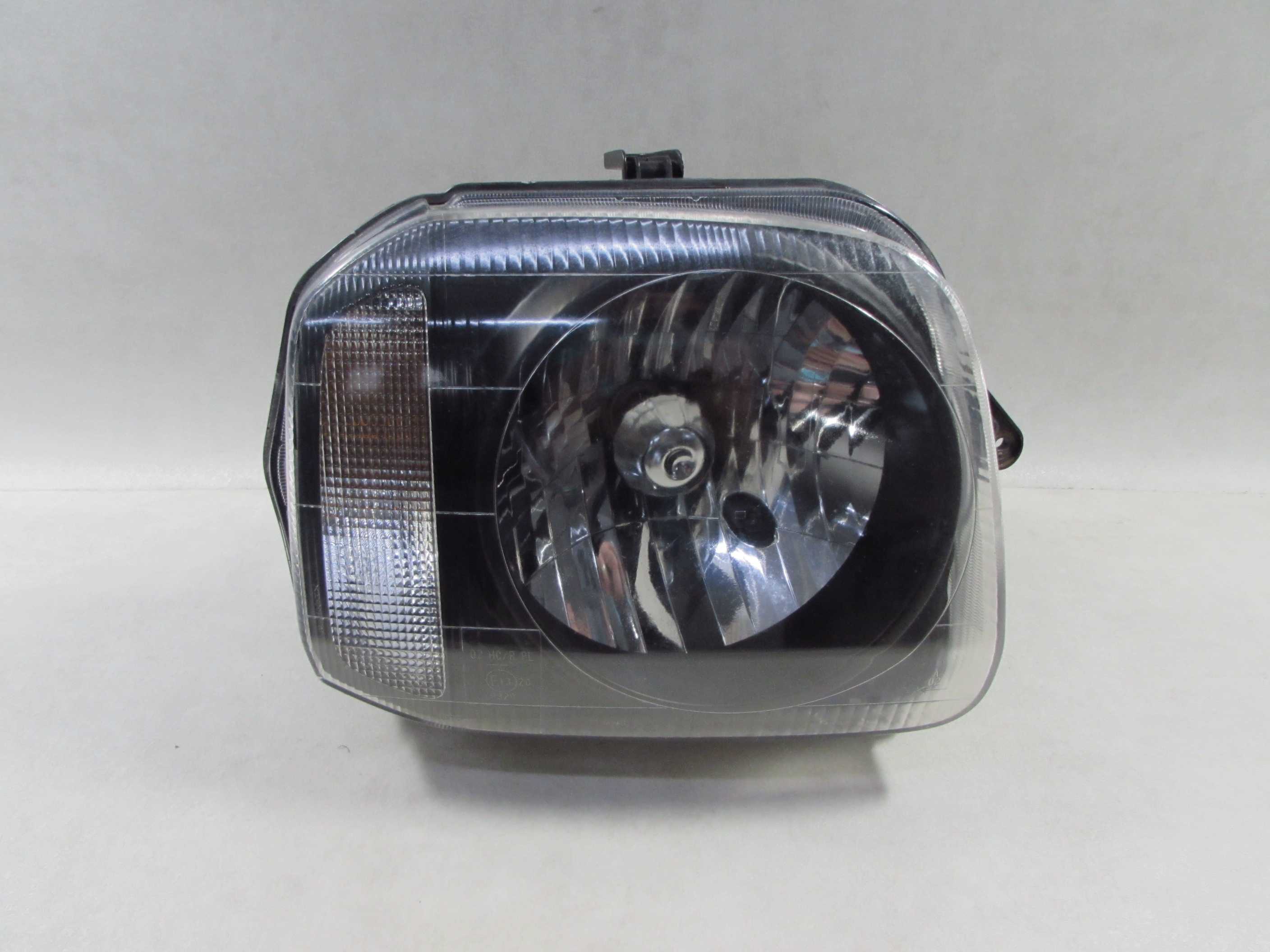 SUZUKI JIMNY 01-12 LAMPA PRZOD PRAWA KOITO 100-32081 UK
