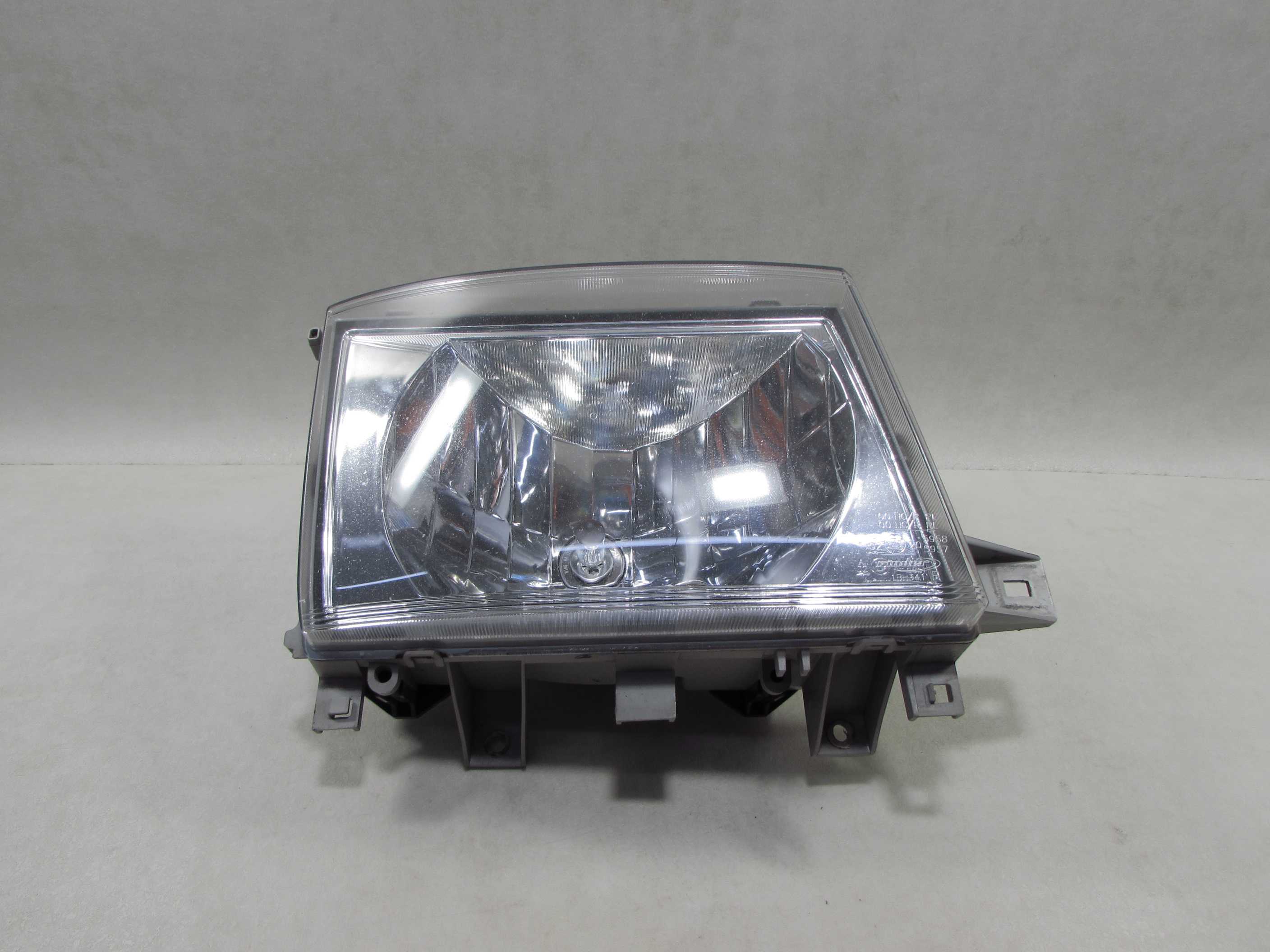 MITSUBISHI CANTER FUSO 7C15 3.0 E6 17R LAMPA REFLEKTOR PRAWY UK 581216-1BH341