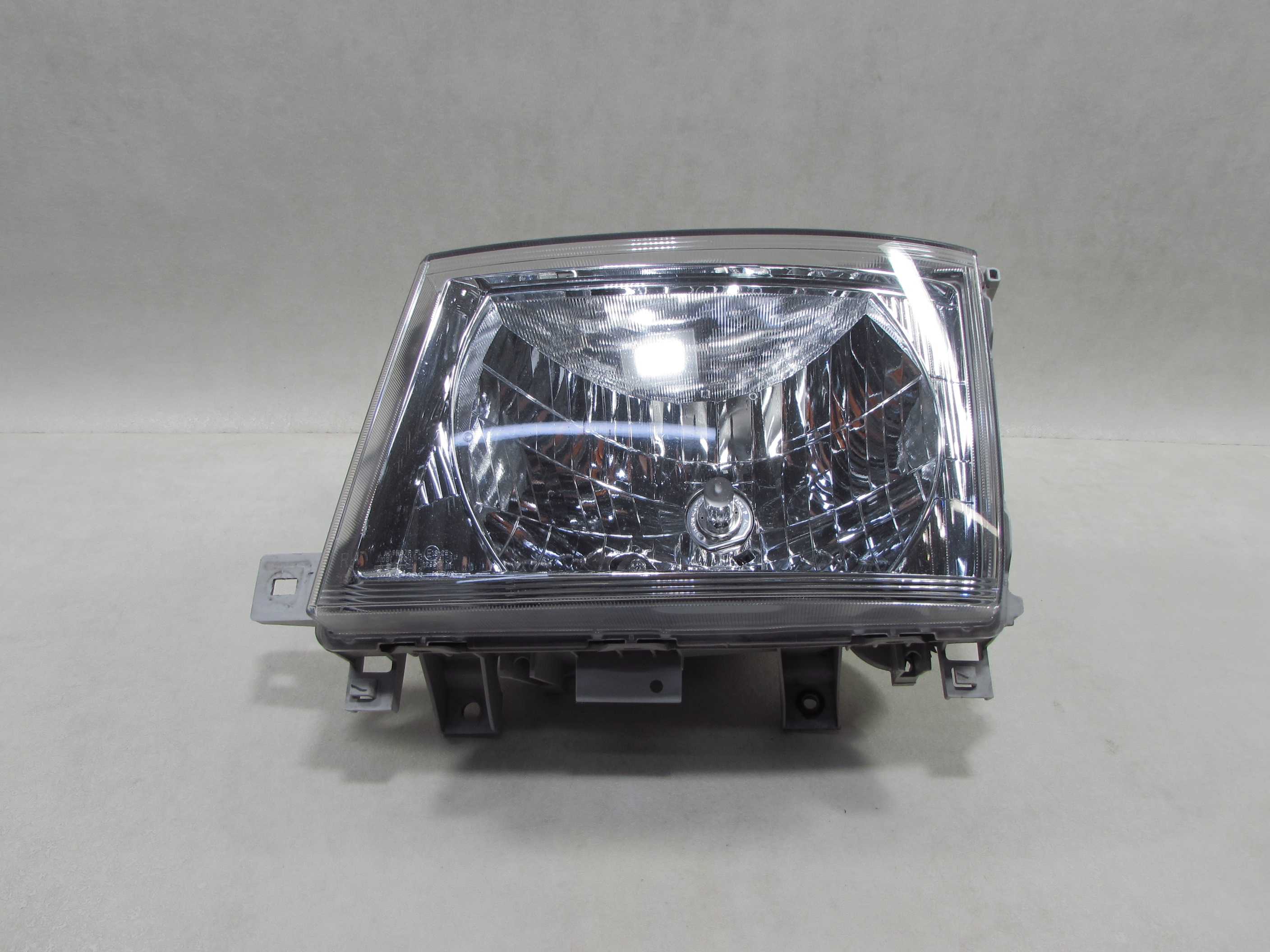 MITSUBISHI CANTER FUSO 7C15 3.0 E6 17R LAMPA REFLEKTOR LEWY UK 581215-1BH341