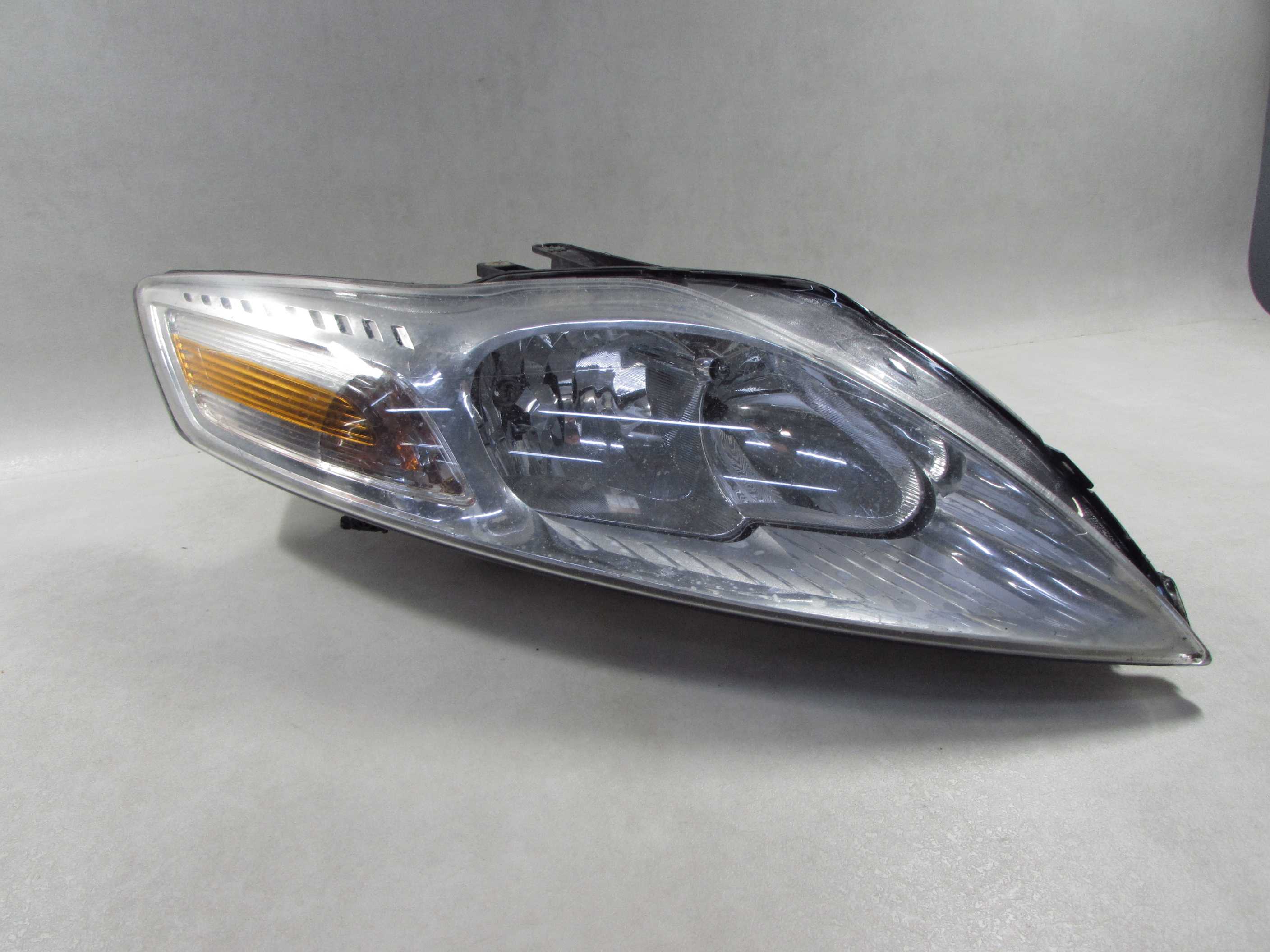 FORD MONDEO MK4 IV LIFT LAMPA REFLEKTOR PRZOD PRAWY 10-14 UK