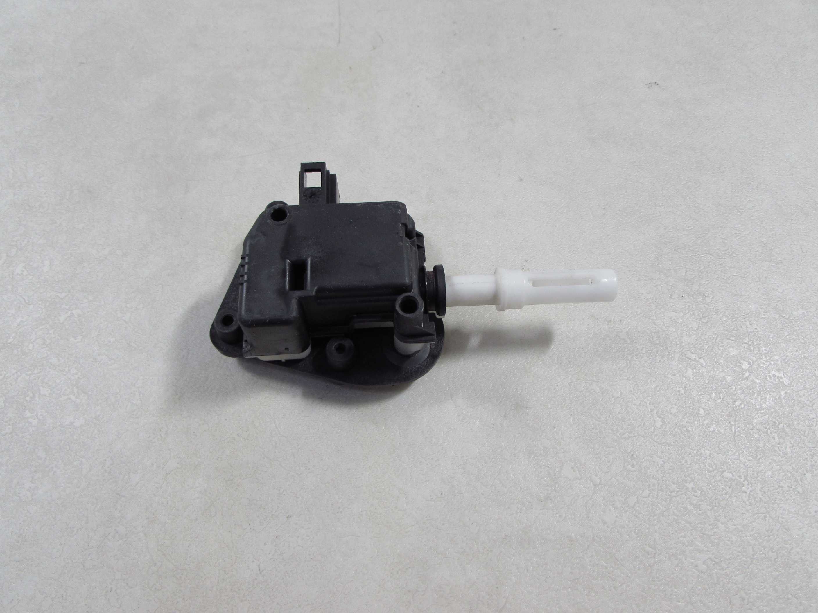AUDI A3 8P A4 B6 SILOWNIK ZAMKA KLAPY TYL 4B9962115C 8E9827833 04-11