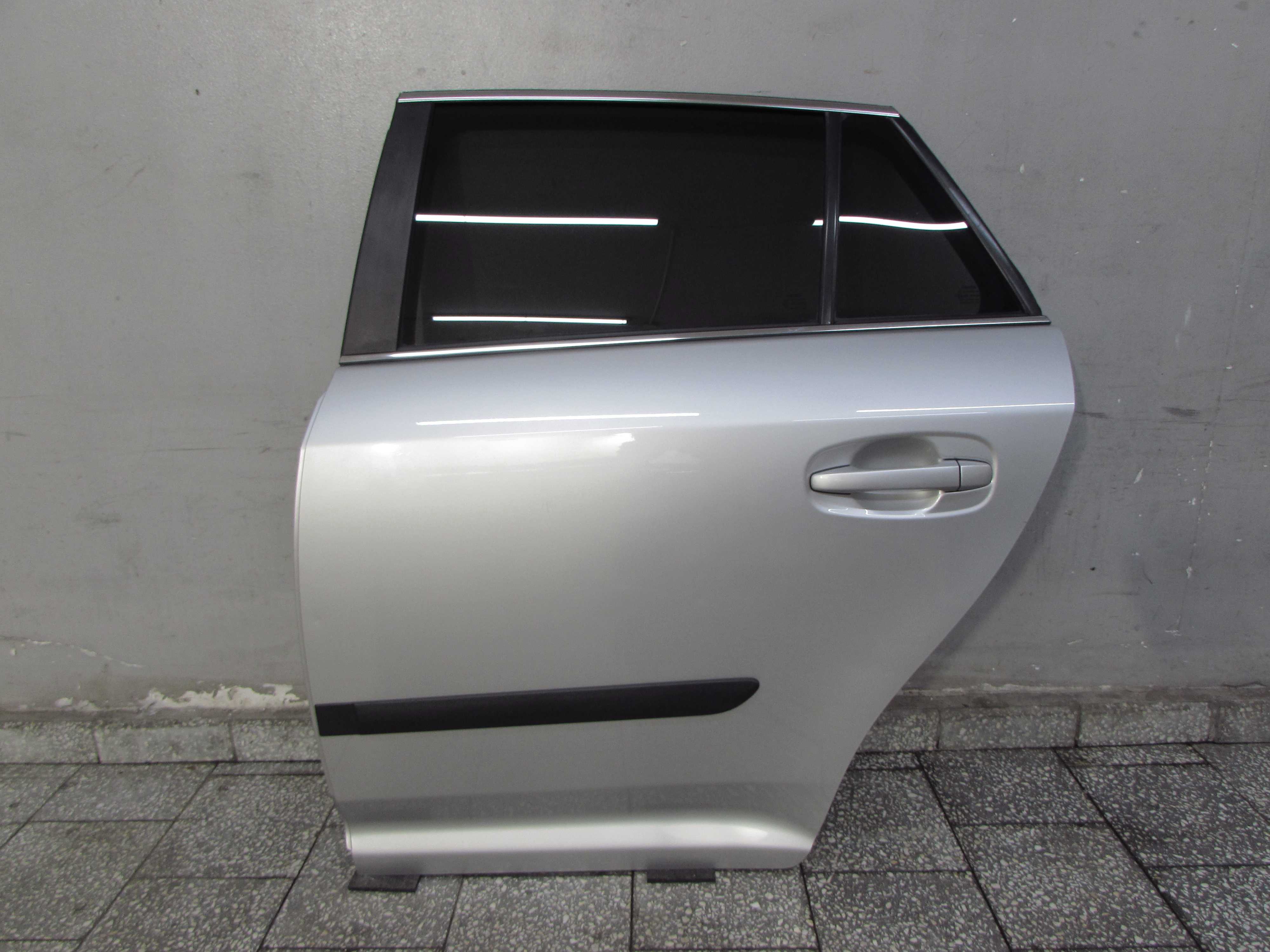 TOYOTA AVENSIS III T27 KOMBI 09-15 DRZWI TYL LEWY 1F7