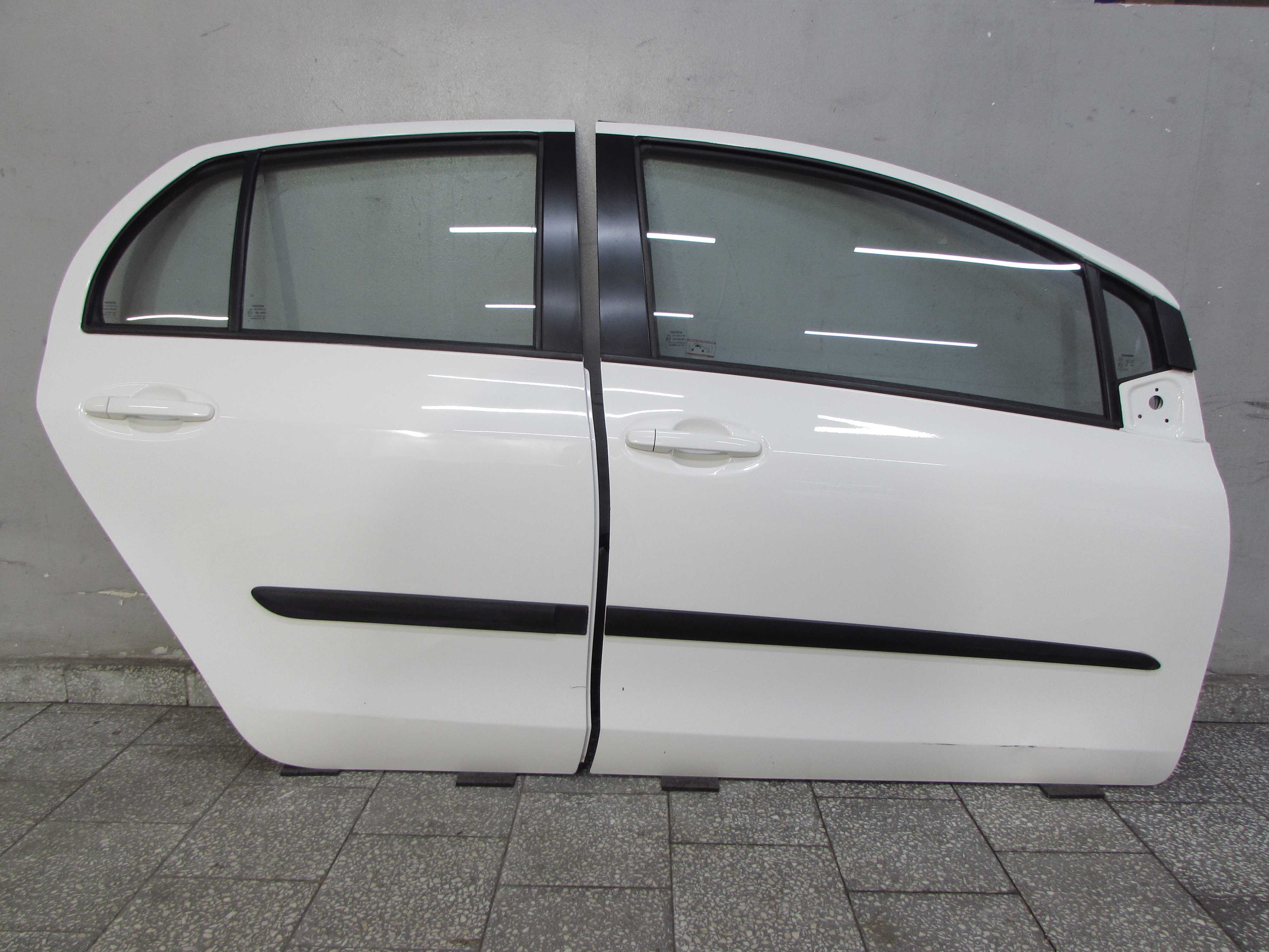 TOYOTA YARIS II LIFT 05-11 DRZWI TYL PRAWE KPL 068