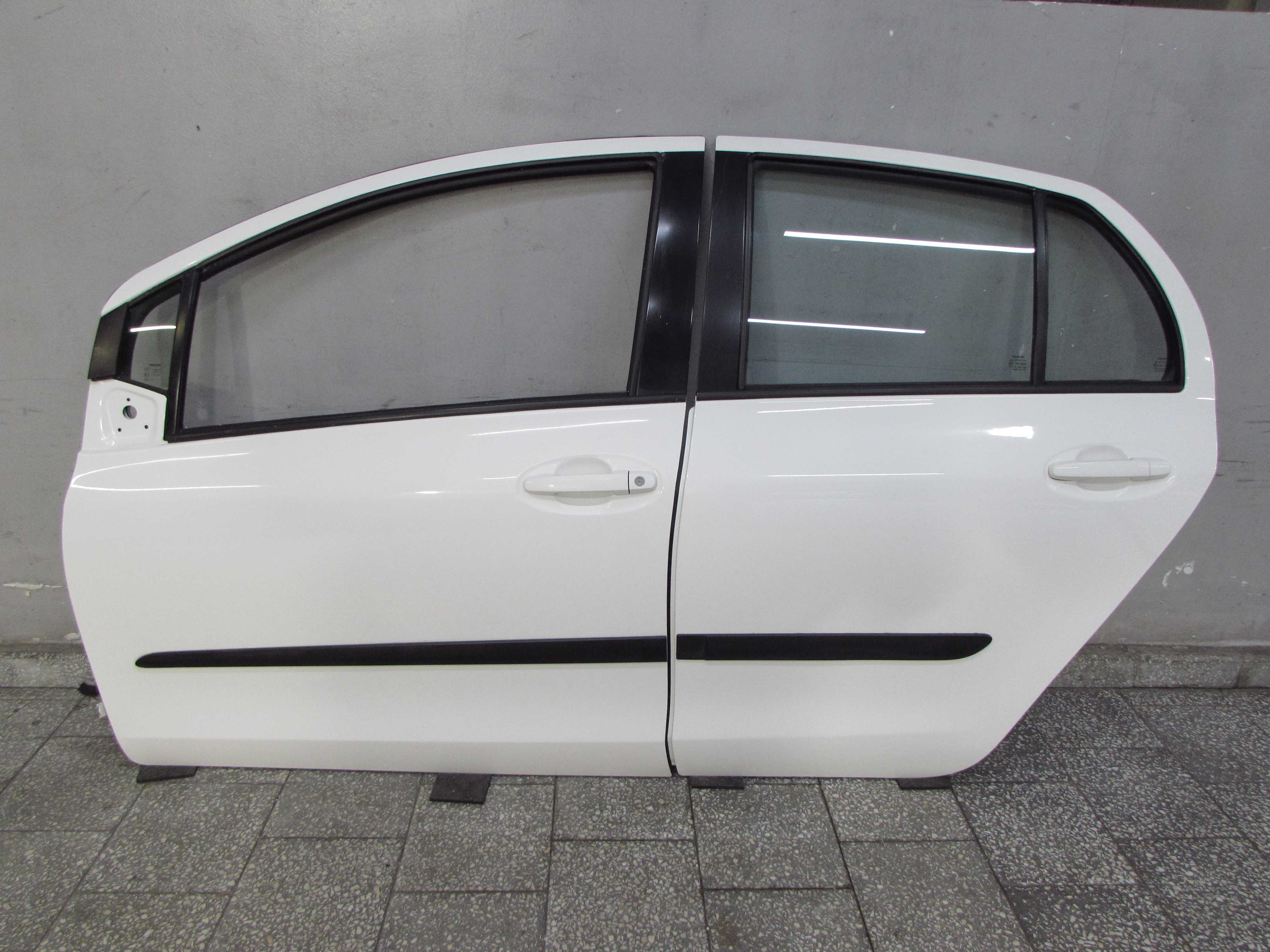 TOYOTA YARIS II LIFT 05-11 DRZWI PRZOD LEWE KPL 068