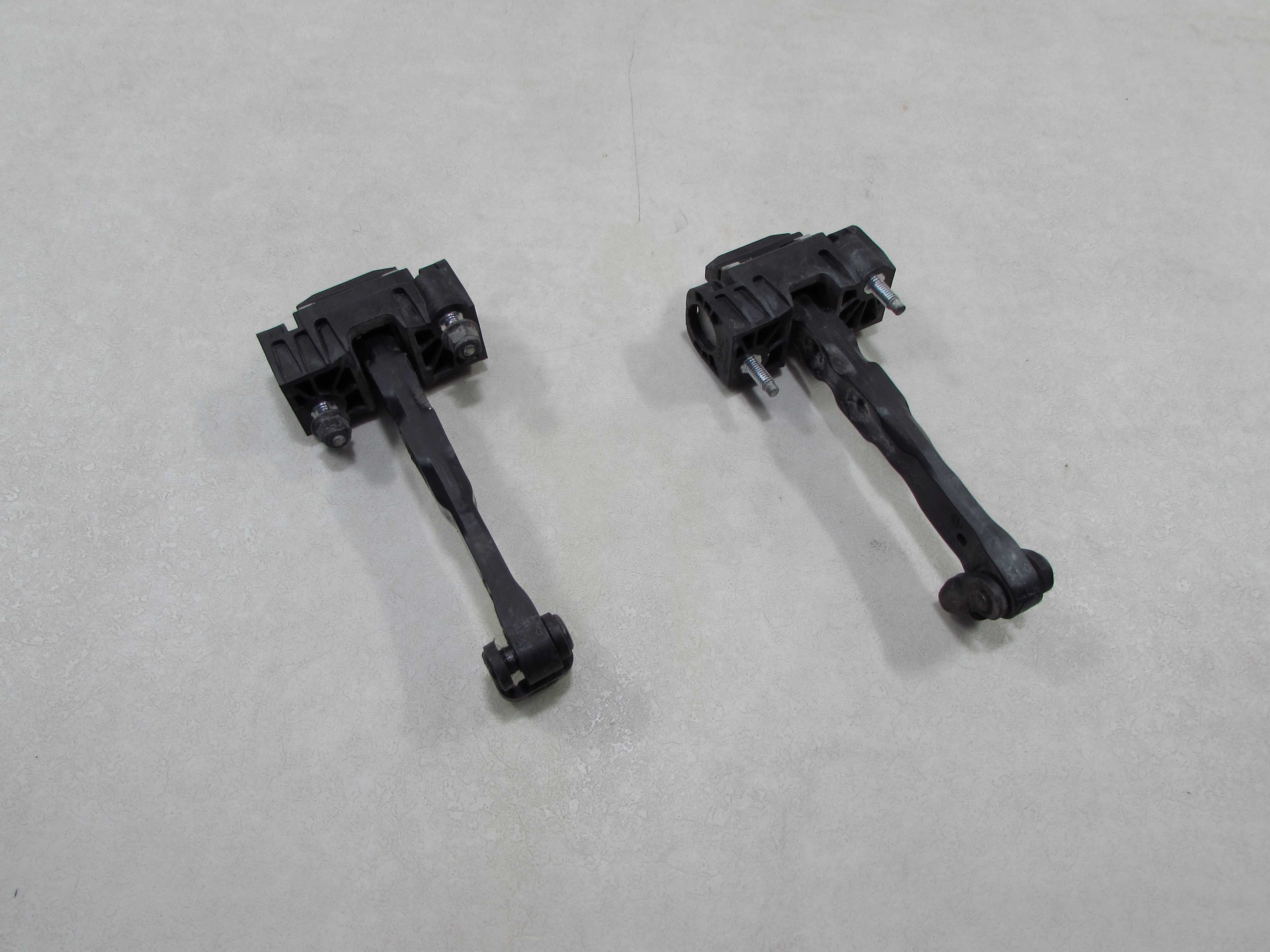 VOLVO C30 S40 V50 04-13 OGRANICZNIK DRZWI LEWY PRAWY 31217750