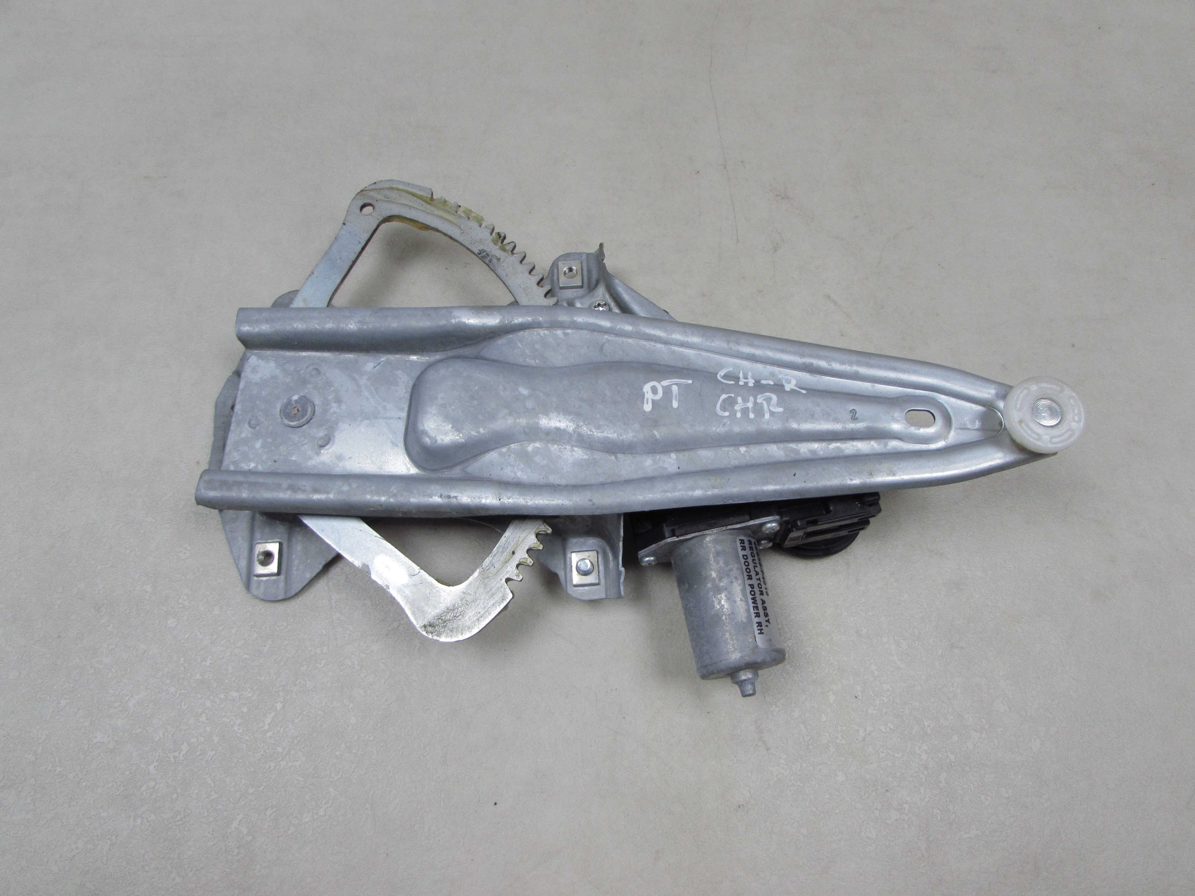 TOYOTA C-HR MECHANIZM PODNOSNIK SZYBY PRAWY TYL 85720-F4020 19-22r