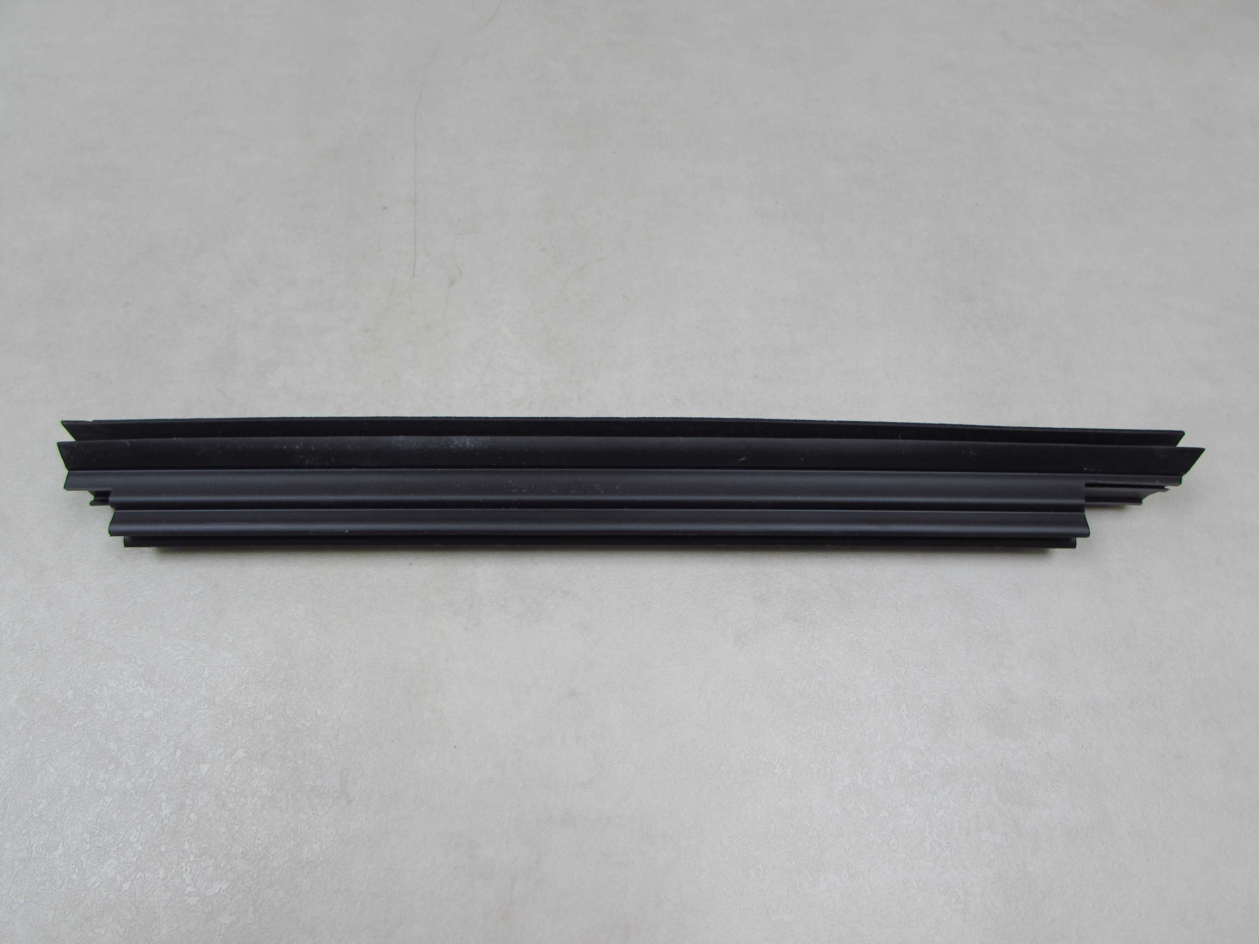 TOYOTA C-HR LISTWA ZGARNIAJACA SZYBY PRAWY TYL 68173-5RR 19-22r