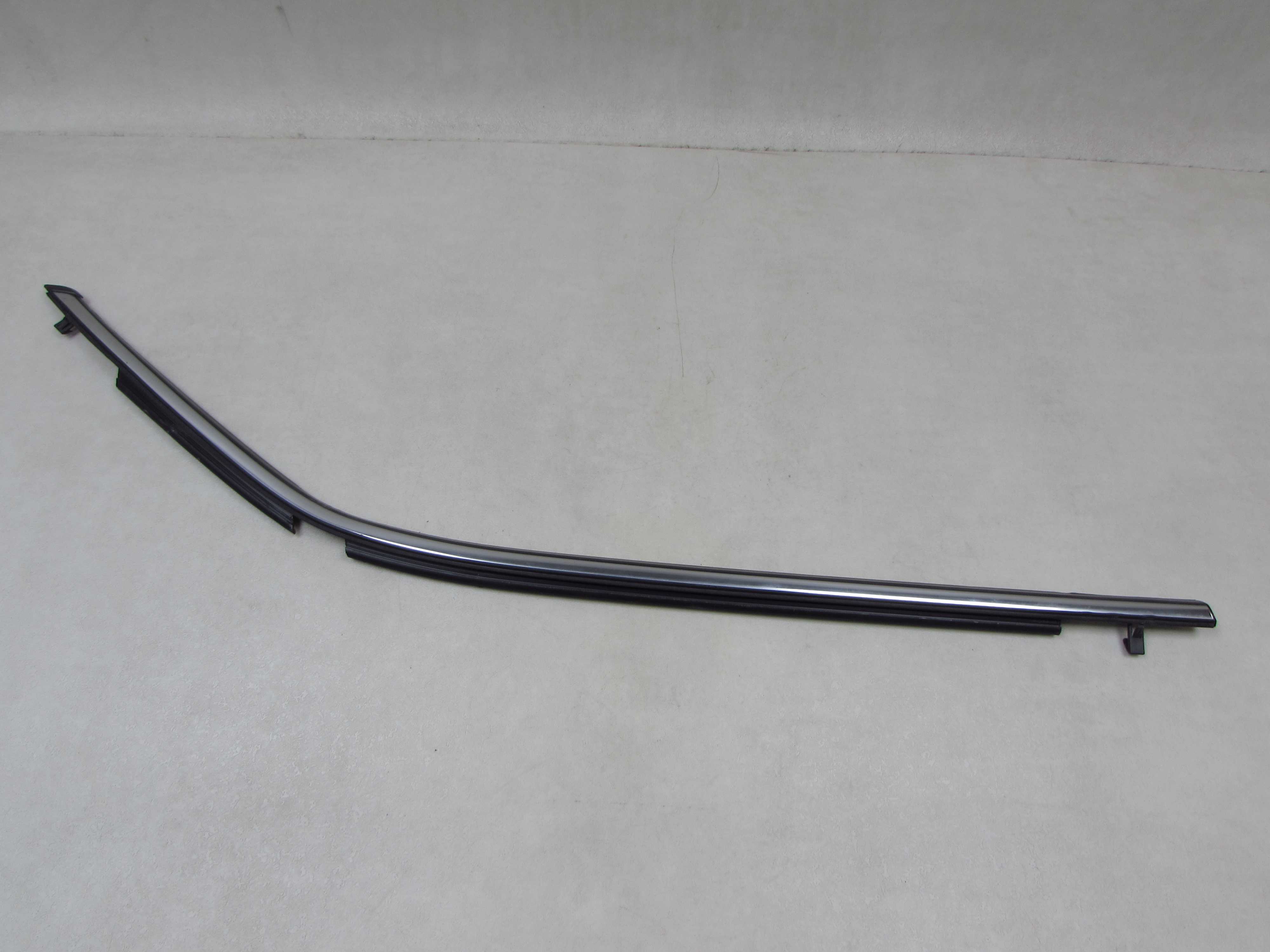 TOYOTA C-HR LISTWA ZGARNIAJACA SZYBY PRAWY TYL CHROM 19-22r