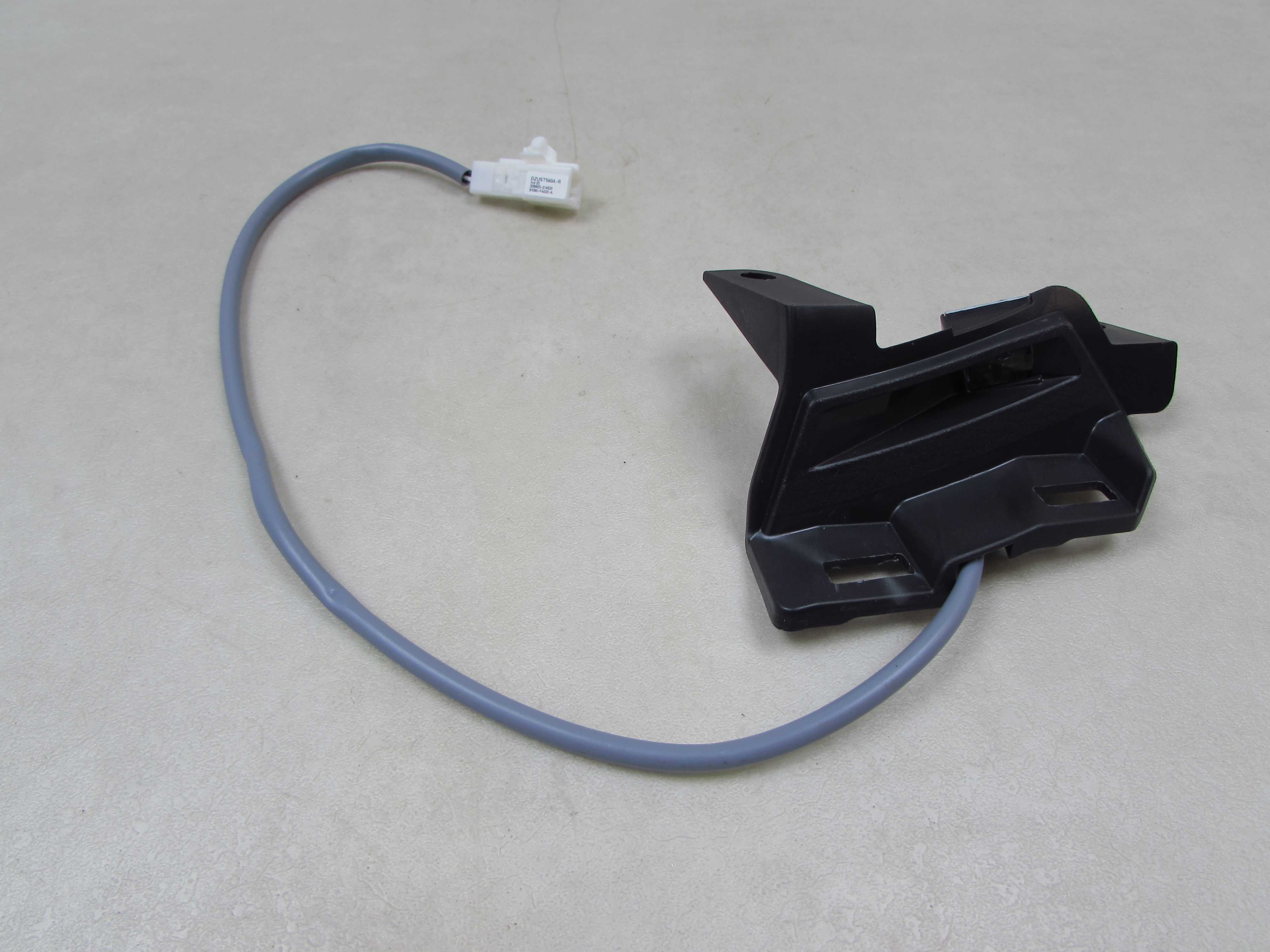 TOYOTA C-HR LAMPKA OSWIETLENIE SCHOWKA 81080-F4020 19-22r