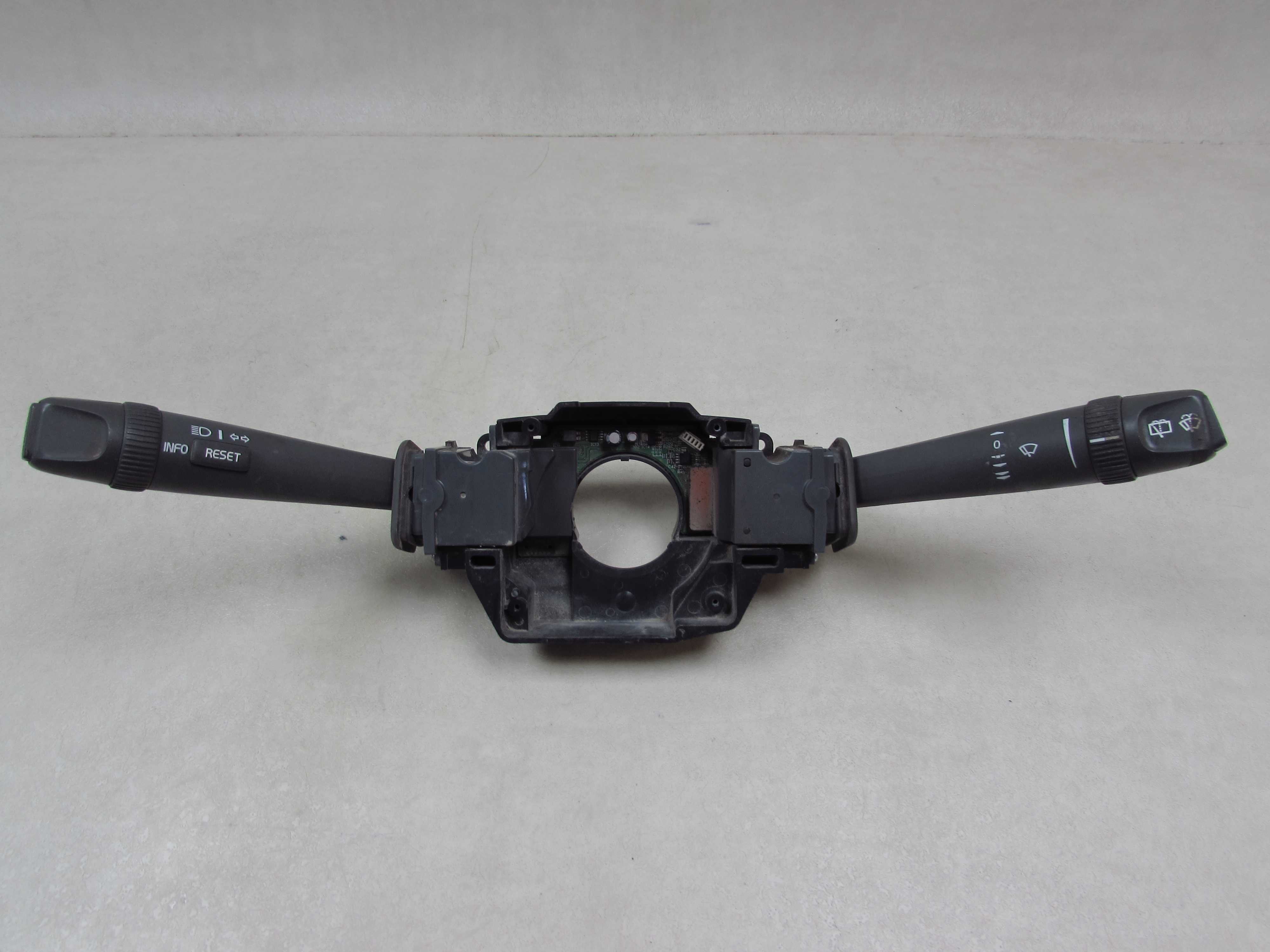 VOLVO S60 V70 XC90 MANETKA PRZELACZNIK ZESPOLONY SWIATEL WYCIERACZEK 9452394