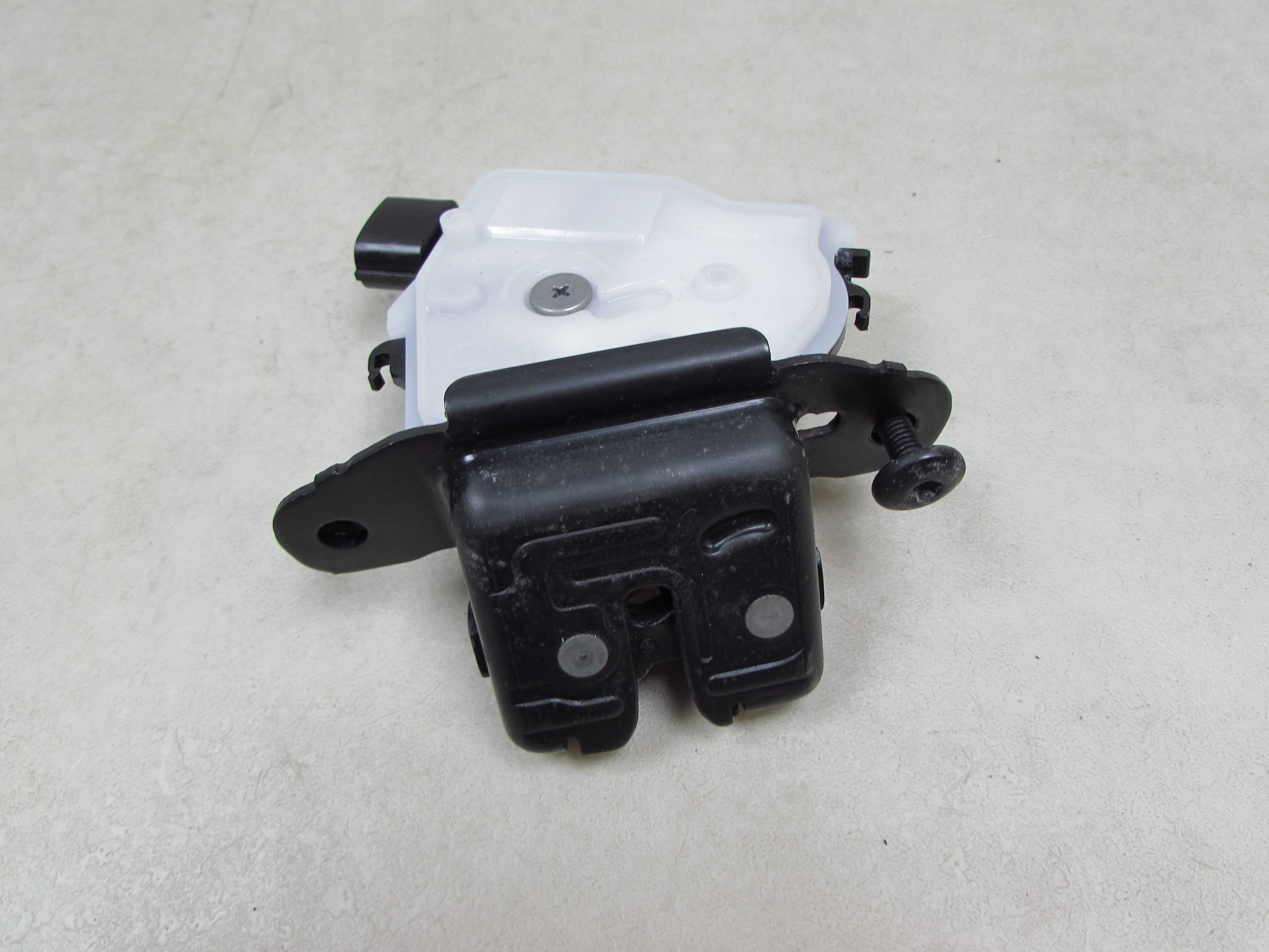 TOYOTA YARIS IV 20-24 ZAMEK KLAPY BAGAZNIKA TYL 3 PIN