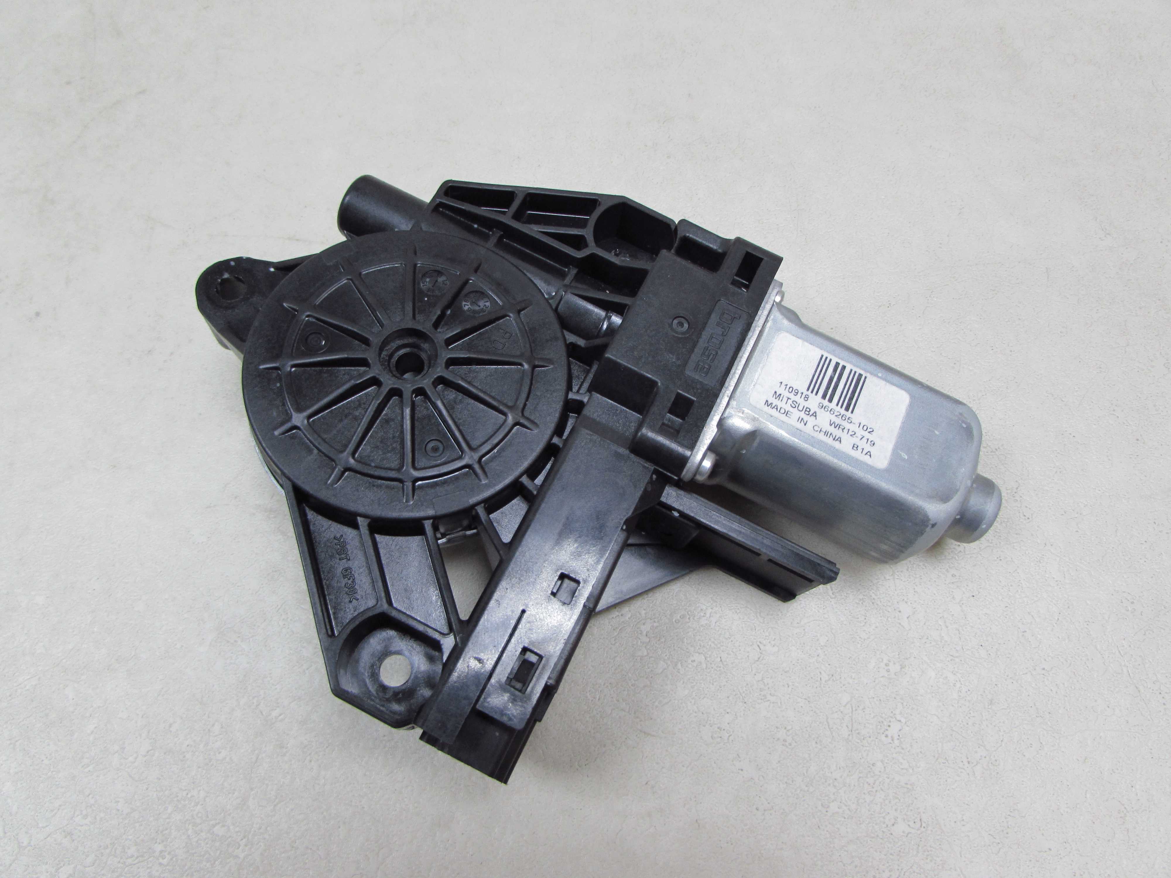 VOLVO S60 II V60 XC 10- SILNICZEK SZYBY TYL 966265-102