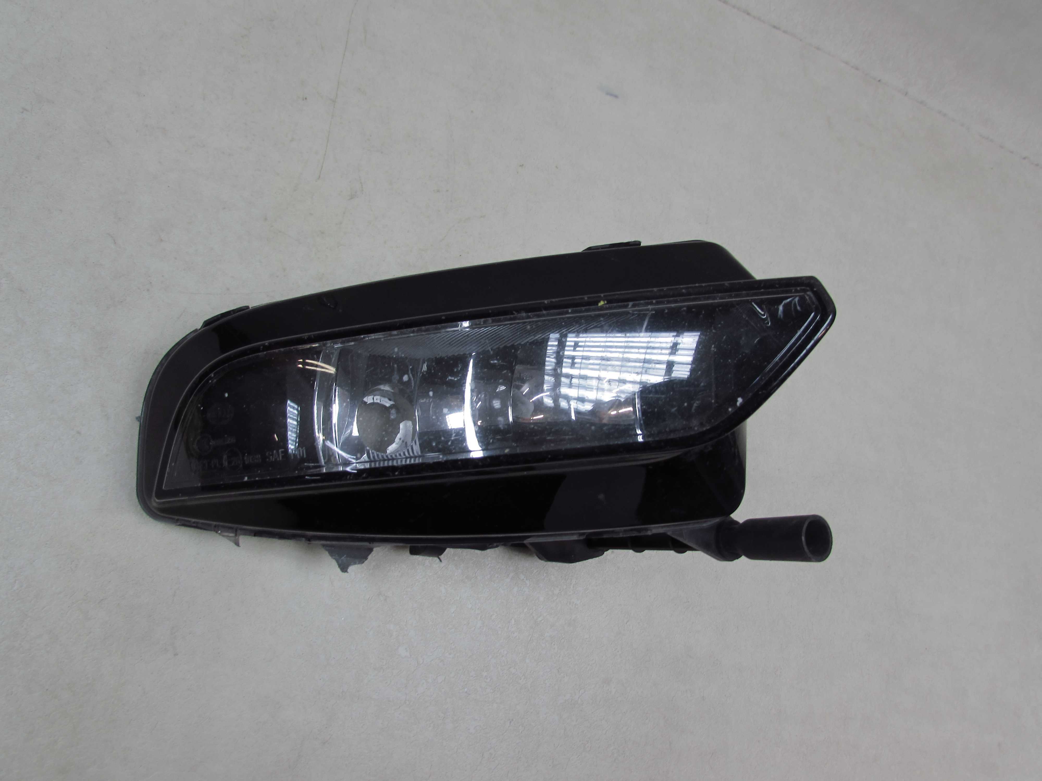 AUDI A3 8V 12-16 HALOGEN LAMPA PRAWY PRZOD 8V0941700C