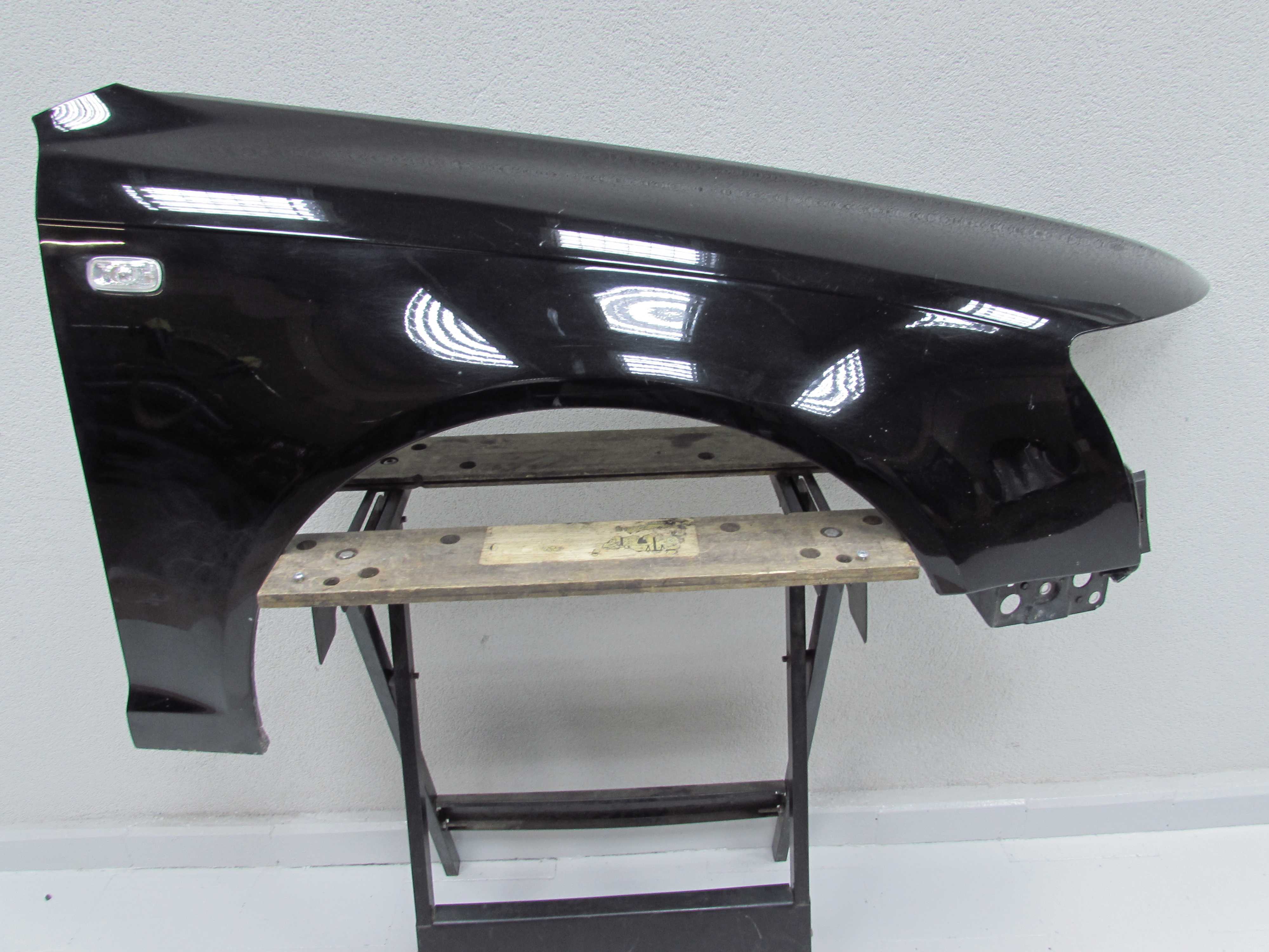 AUDI A6 C6 04-08 BLOTNIK PRAWY PRZOD LY9B