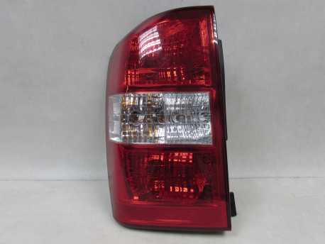 KIA CARNIVAL II LAMPA TYL TYLNA LEWA 05-10