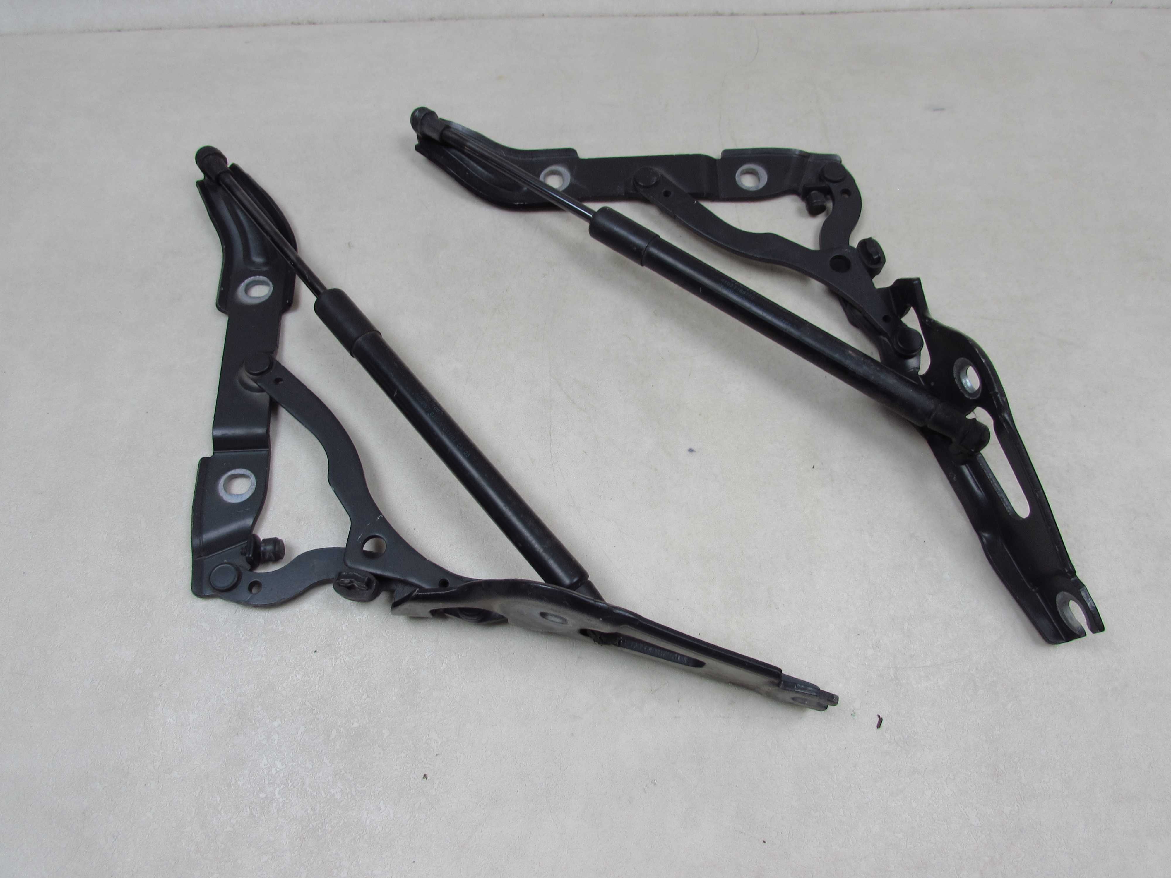 BMW 1 E82 E88 M1 ZAWIAS ZAWIASY KLAPA BAGAZNIKA TYL BLACK SAPPHIRE 716675102 716675202 04-12