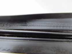 VOLVO XC70 07-16 LISTWA SZYBY CZOLOWEJ LEWA 30753552
