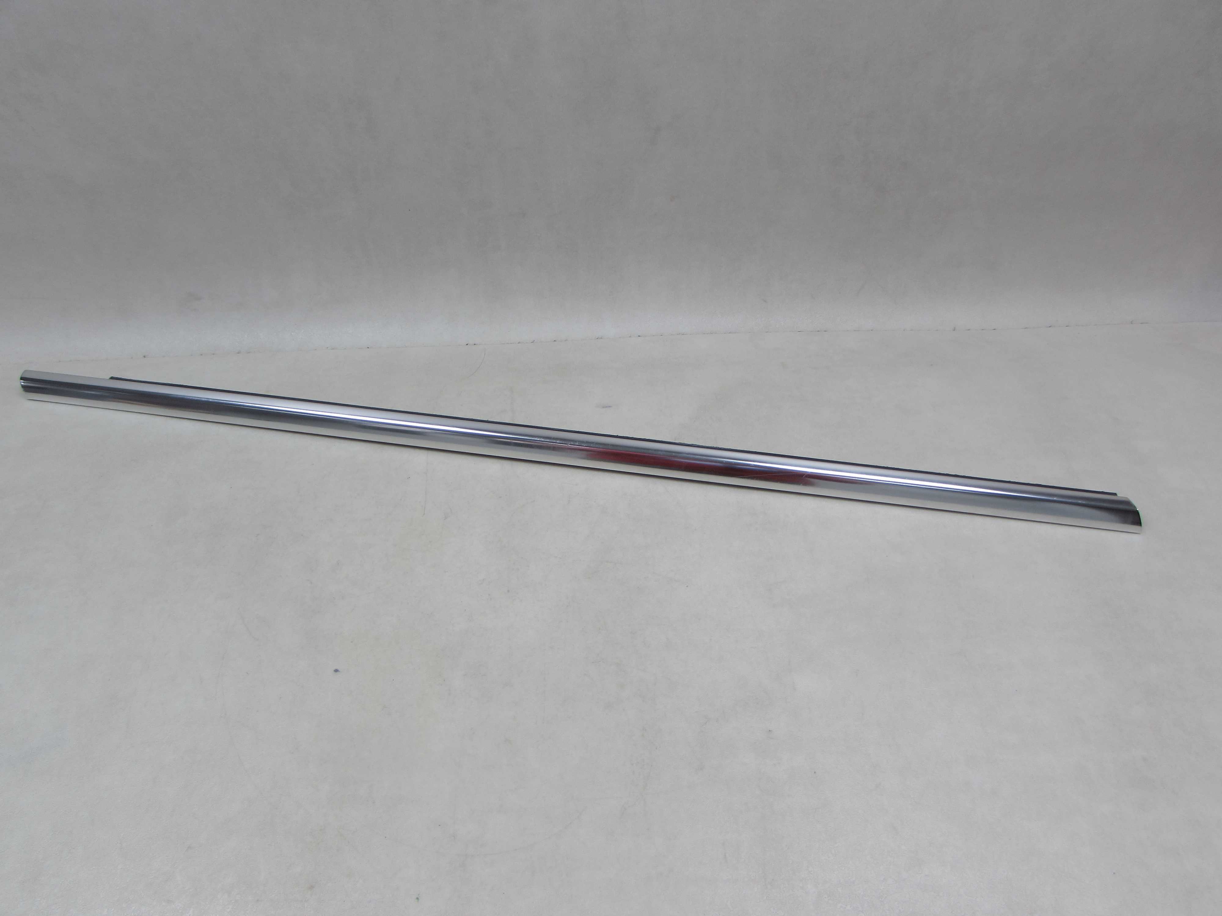 VOLVO V70 XC III 06-16 USZCZELKA LISTWA ZGARNIAJACA DRZWI PRZOD PRAWA CHROM 30661120