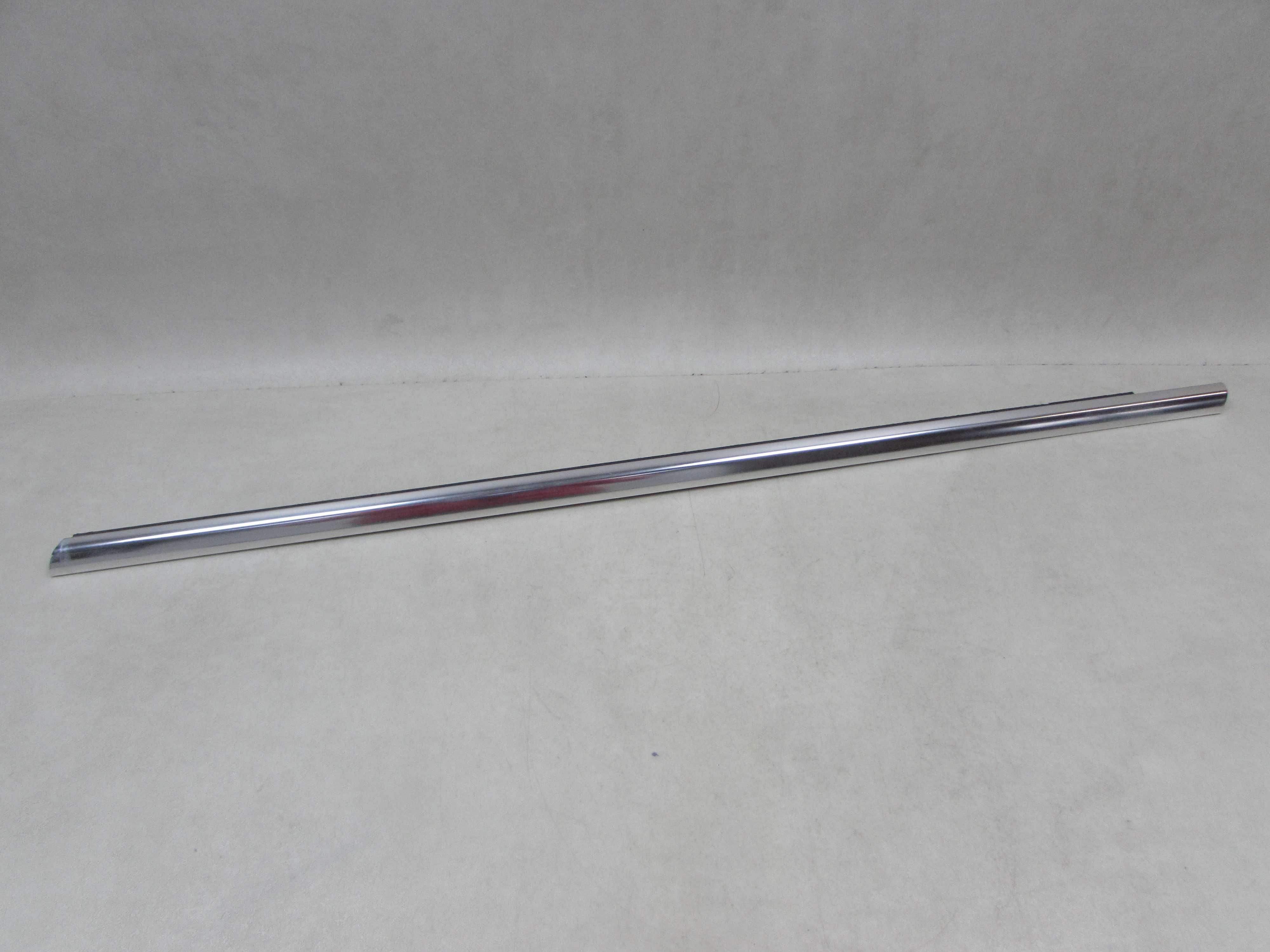 VOLVO V70 XC III 06-16 USZCZELKA LISTWA ZGARNIAJACA DRZWI PRZOD LEWA CHROM 30661120