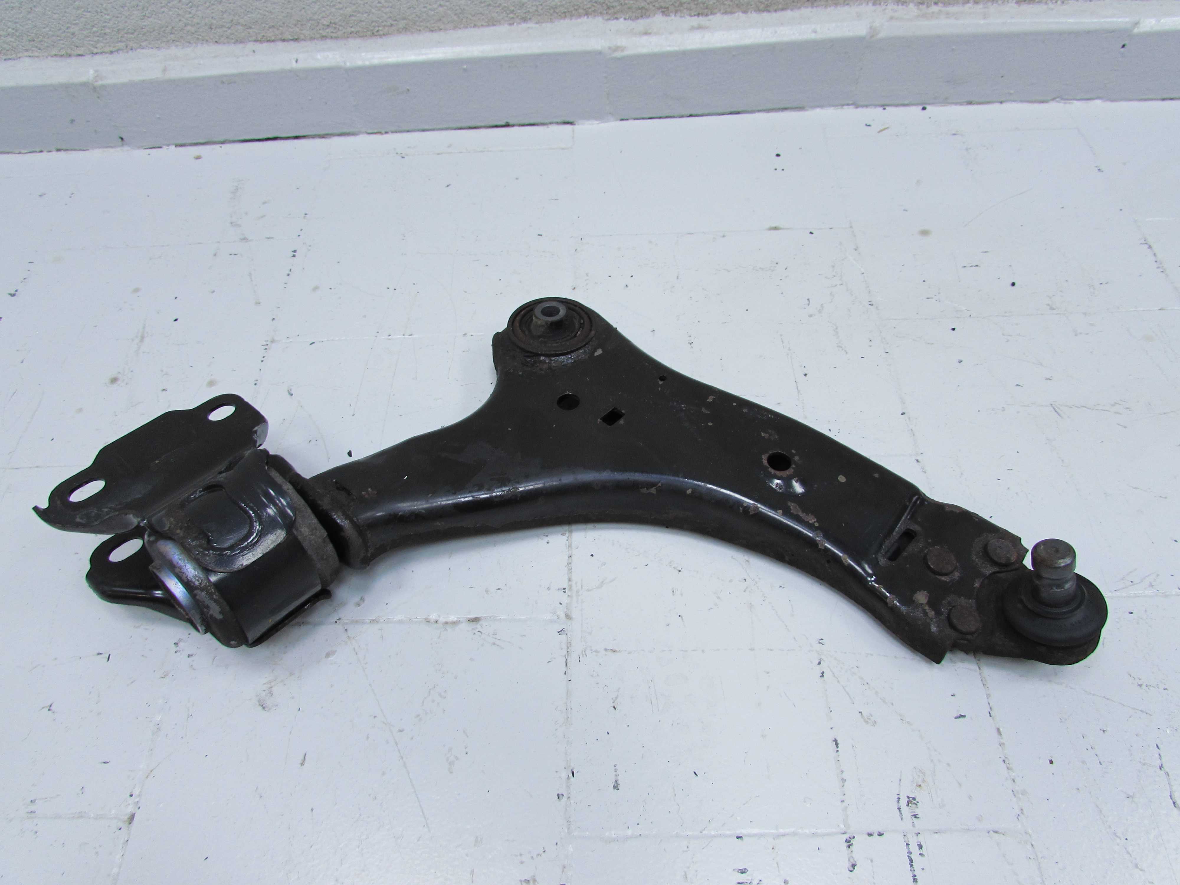 VOLVO XC60 08- WAHACZ PRZEDNI PRAWY 8G9N-3A052-A
