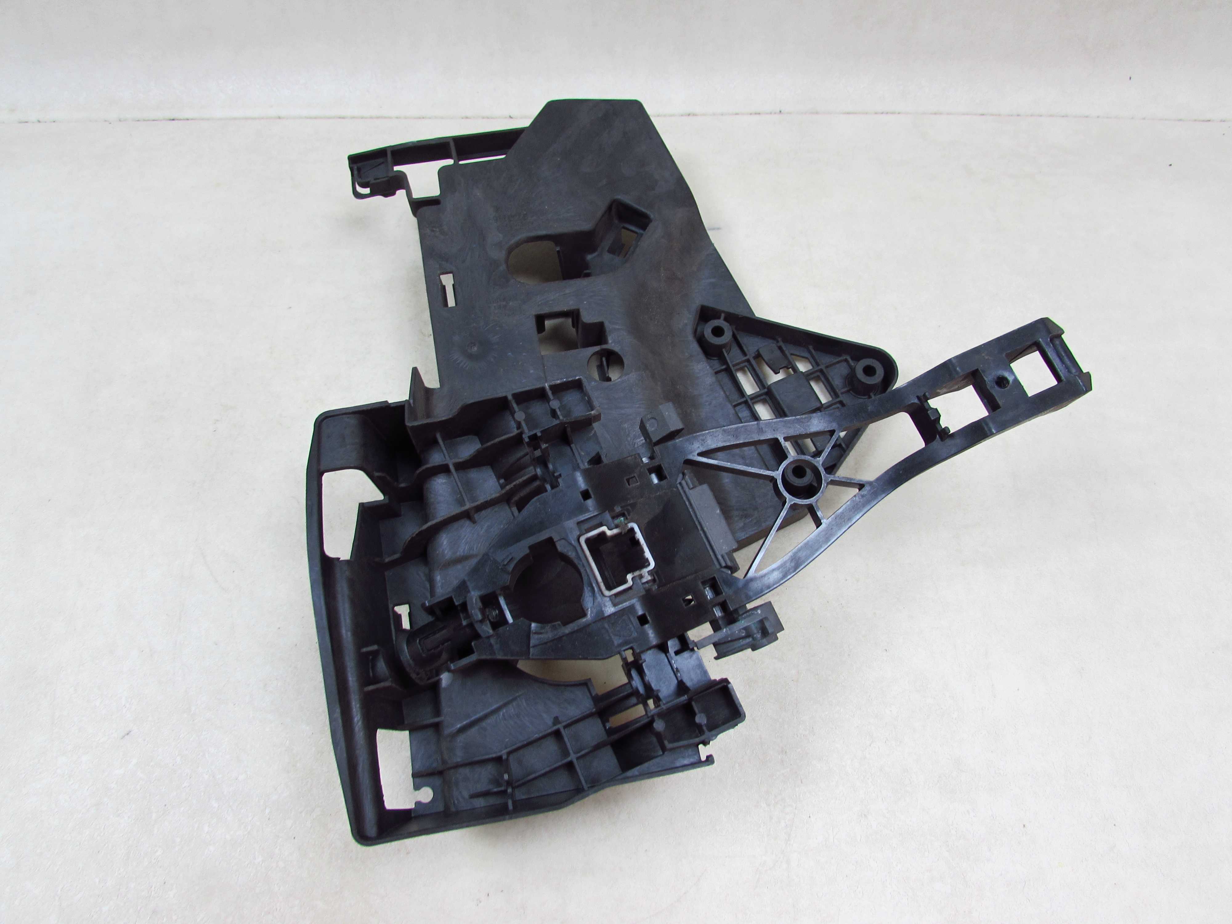 VOLVO XC60 08-13 KLAMKA PODSTAWA ZAMKA PRZOD LEWY 31301169