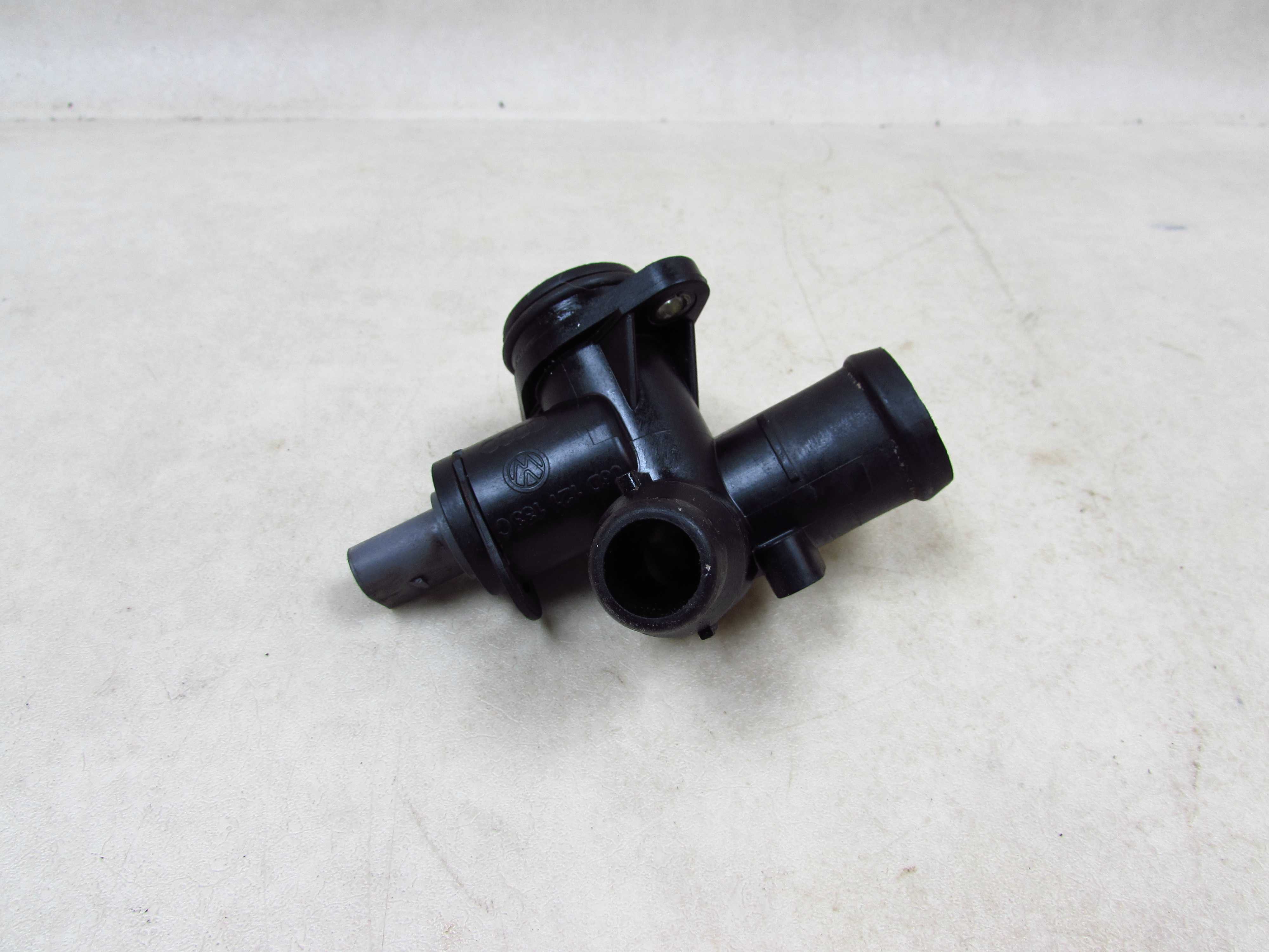 VW AUDI 2.0 TFSI BWE OBUDOWA TERMOSTATU KROCIEC TROJNIK WODY 06D121133C