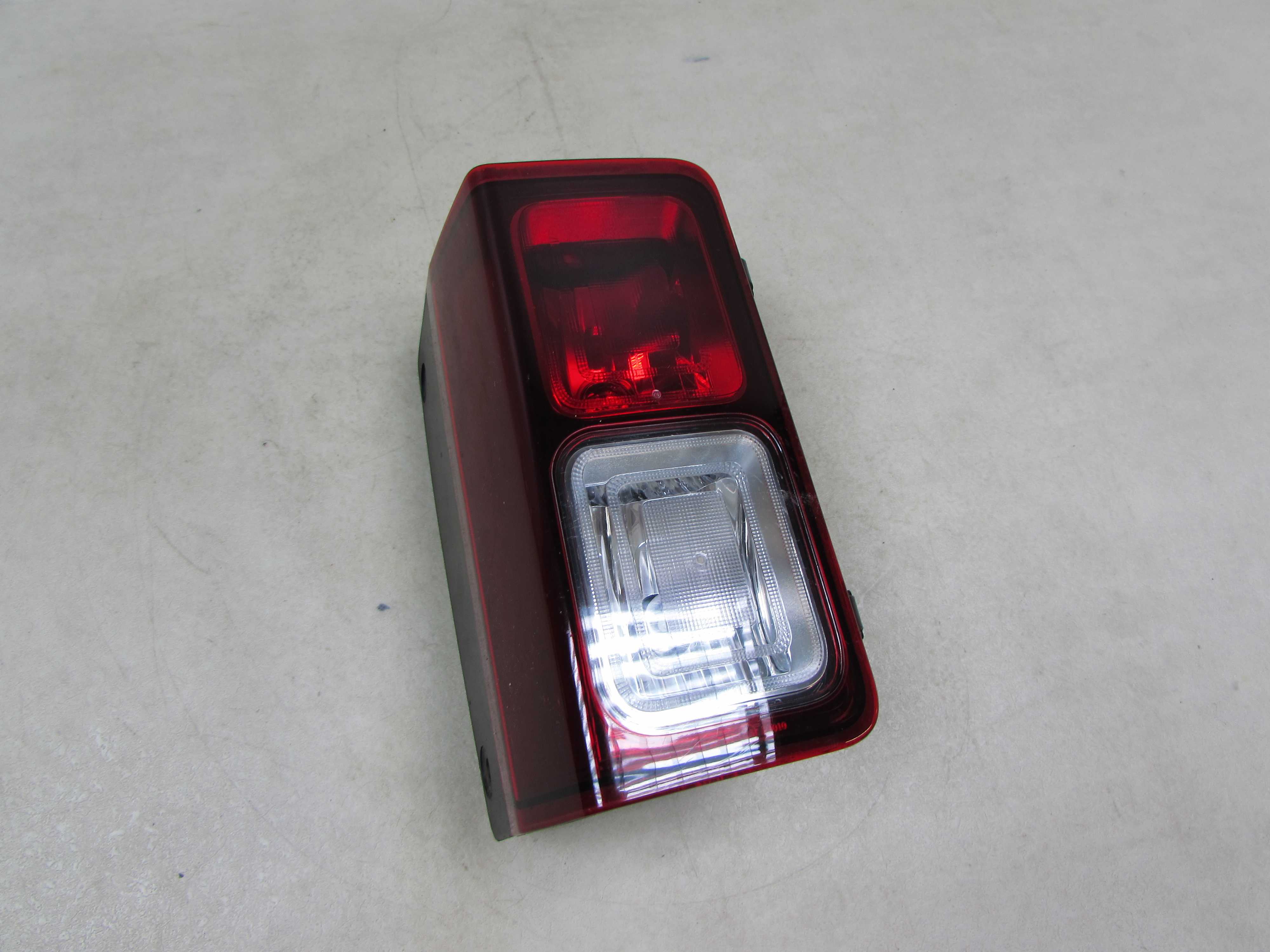 RENAULT TRAFIC III VIVARO II TALENTO 14-21 LAMPA TYL PRAWA EUROPA 265548758 93459475 265542955
