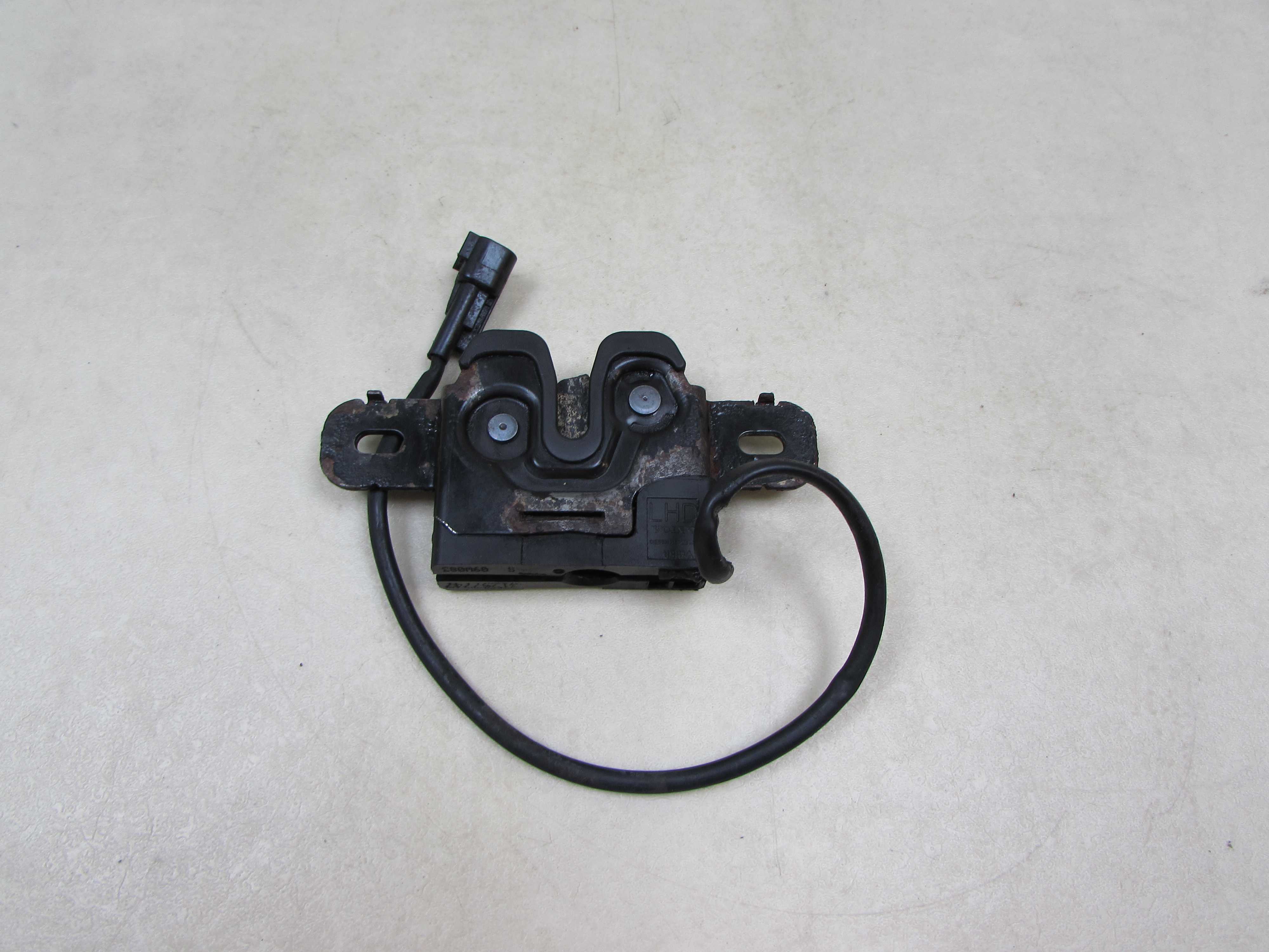 VOLVO XC60 08-17 ZAMEK MASKI PRAWY CZUJNIK 31297747