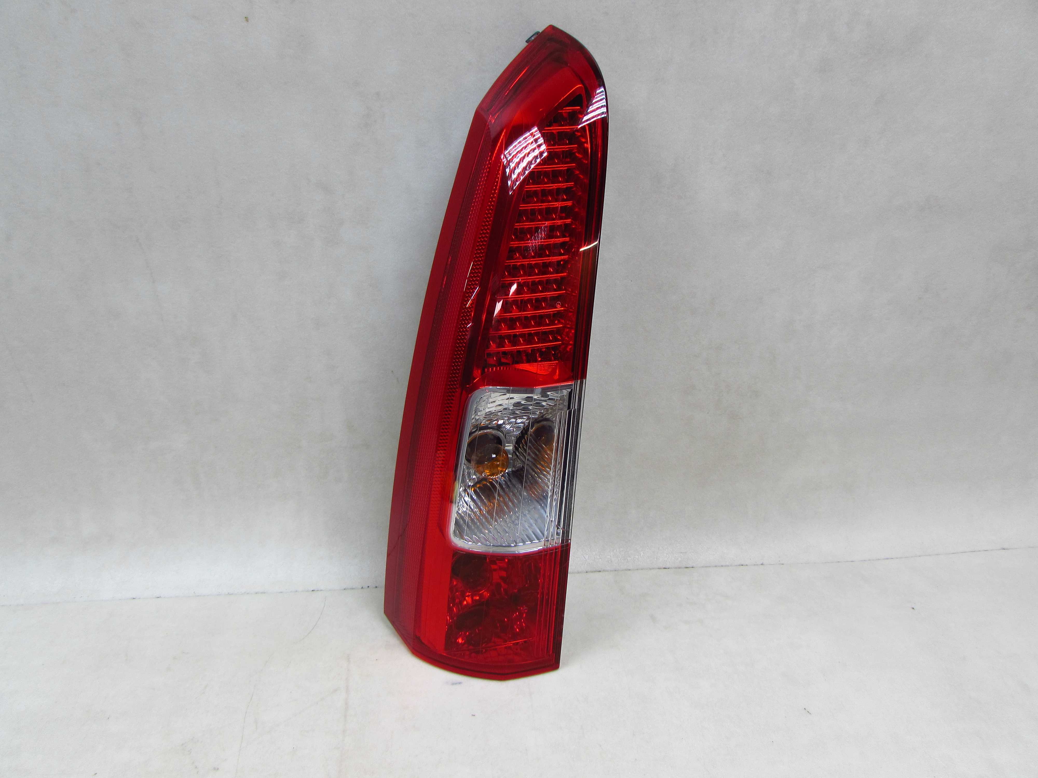 VOLVO V70 XC LIFT LAMPA TYL TYLNA LEWA 04-07