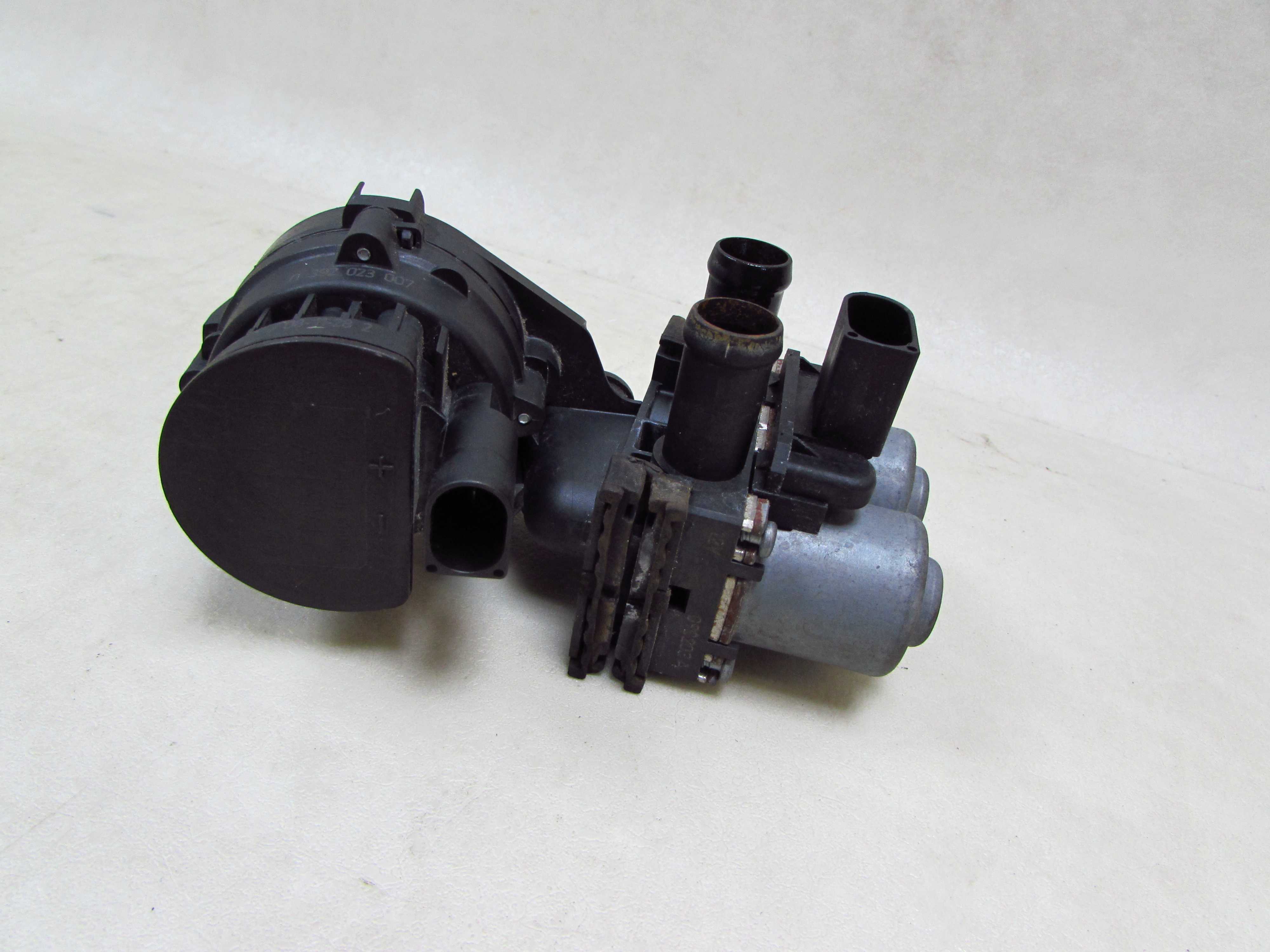 AUDI A6 C6 2.7 TDI 04-11 POMPA OBIEGU WODY 0392023007