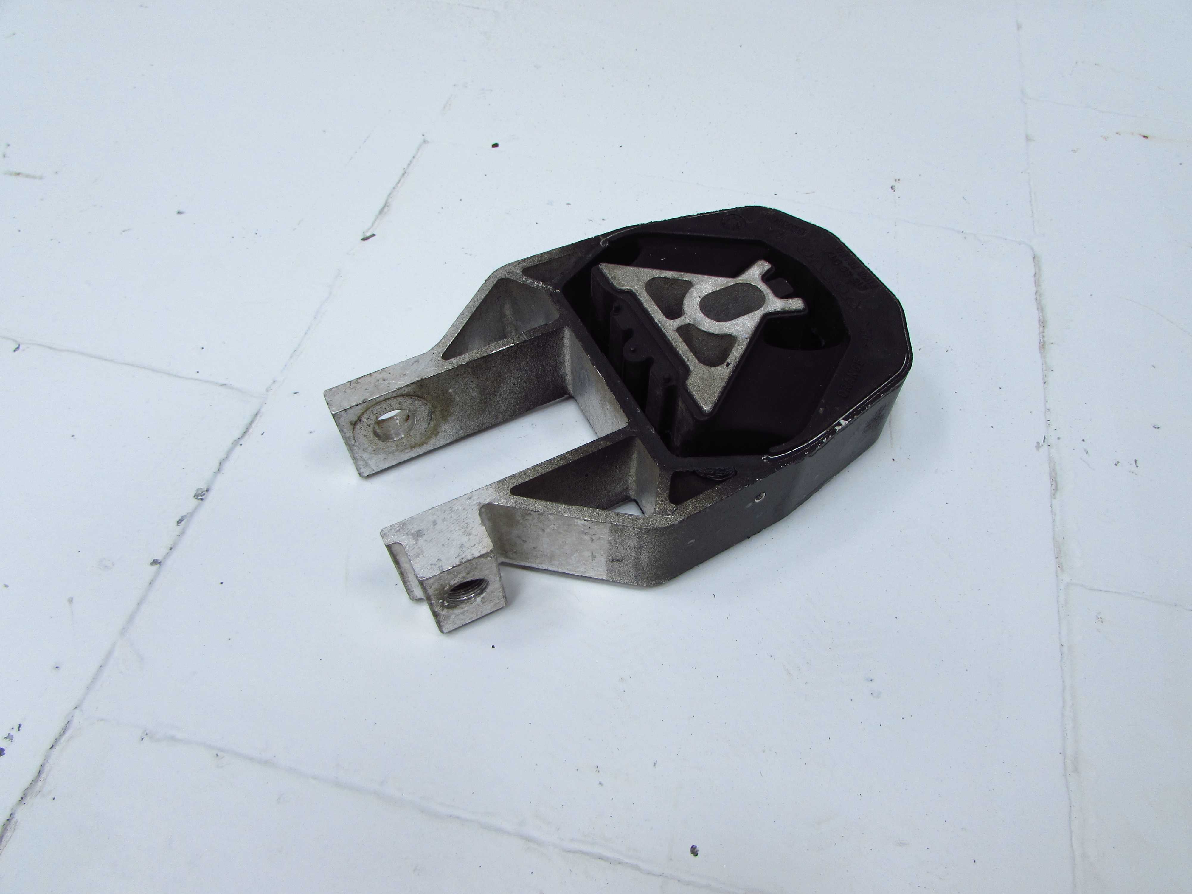 VOLVO C30 S40 V50 C70 LIFT V40 2.0 D4 LAPA PODUSZKA SKRZYNI BIEGOW SILNIKA TYL 31330017