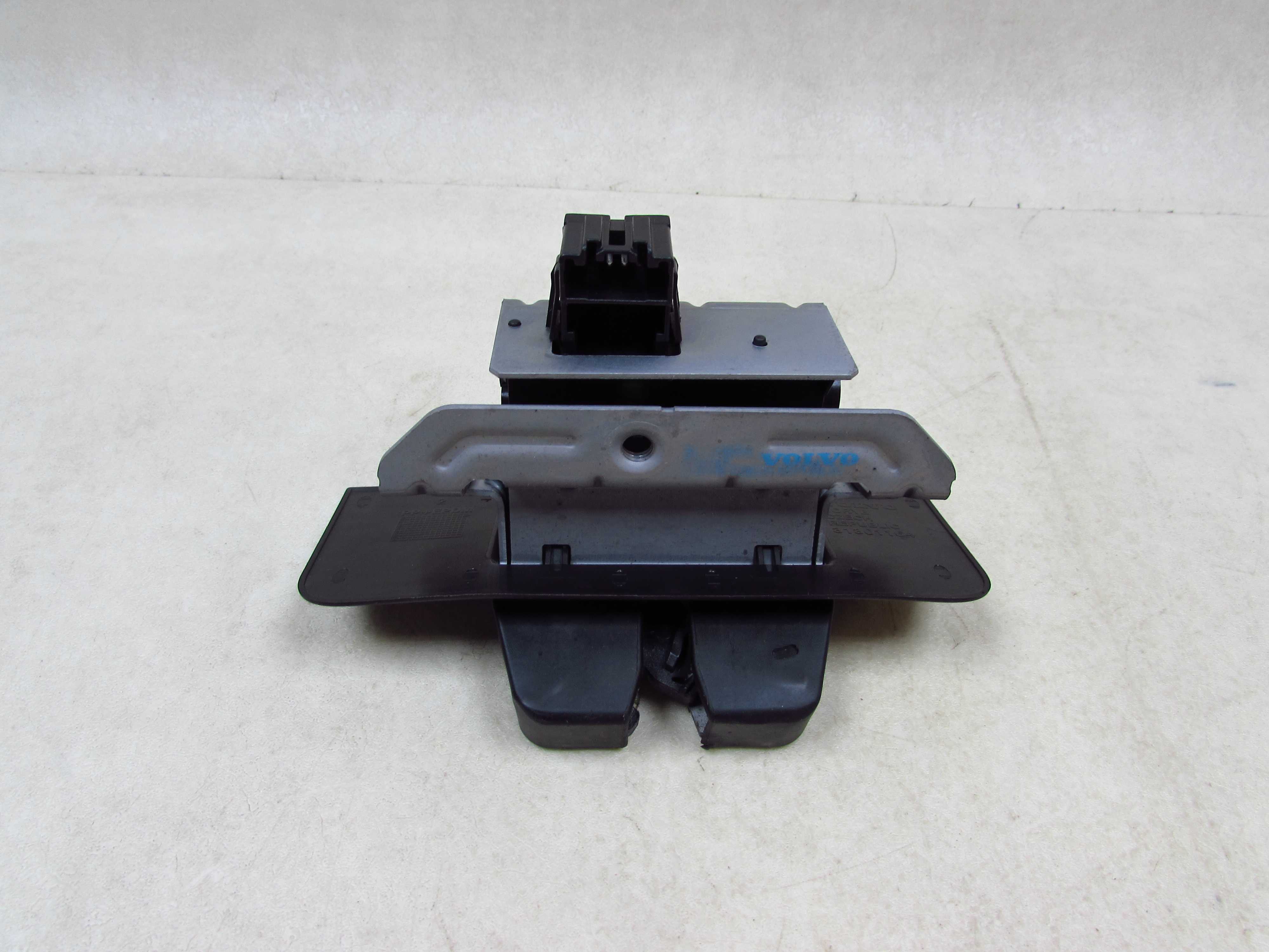 VOLVO V70 III XC70 III 06-16 ZAMEK KLAPY BAGAZNIKA TYL 31440626