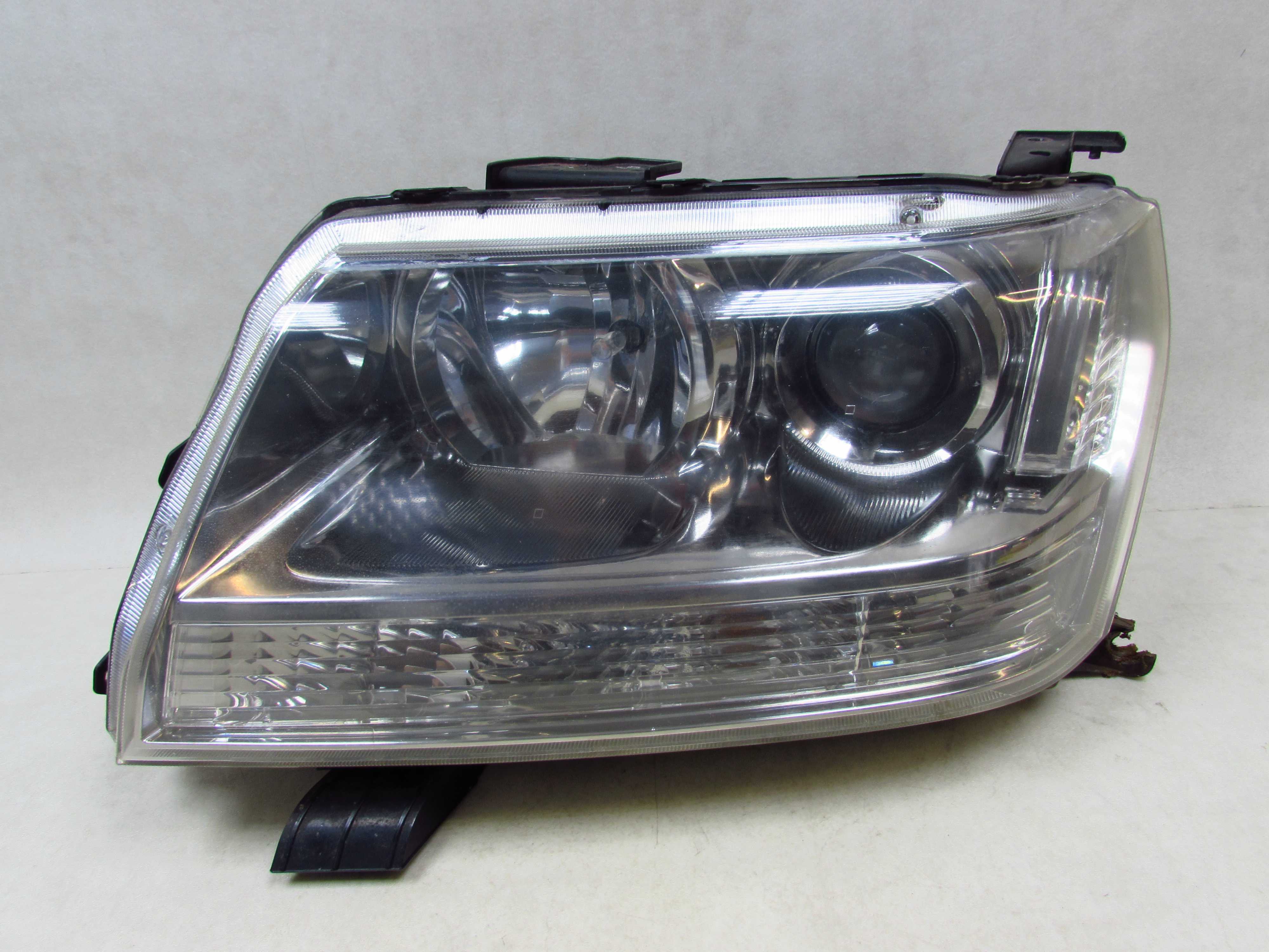 SUZUKI GRAND VITARA II 05-12 LAMPA PRZOD LEWA REFLEKTOR UK 100-59079