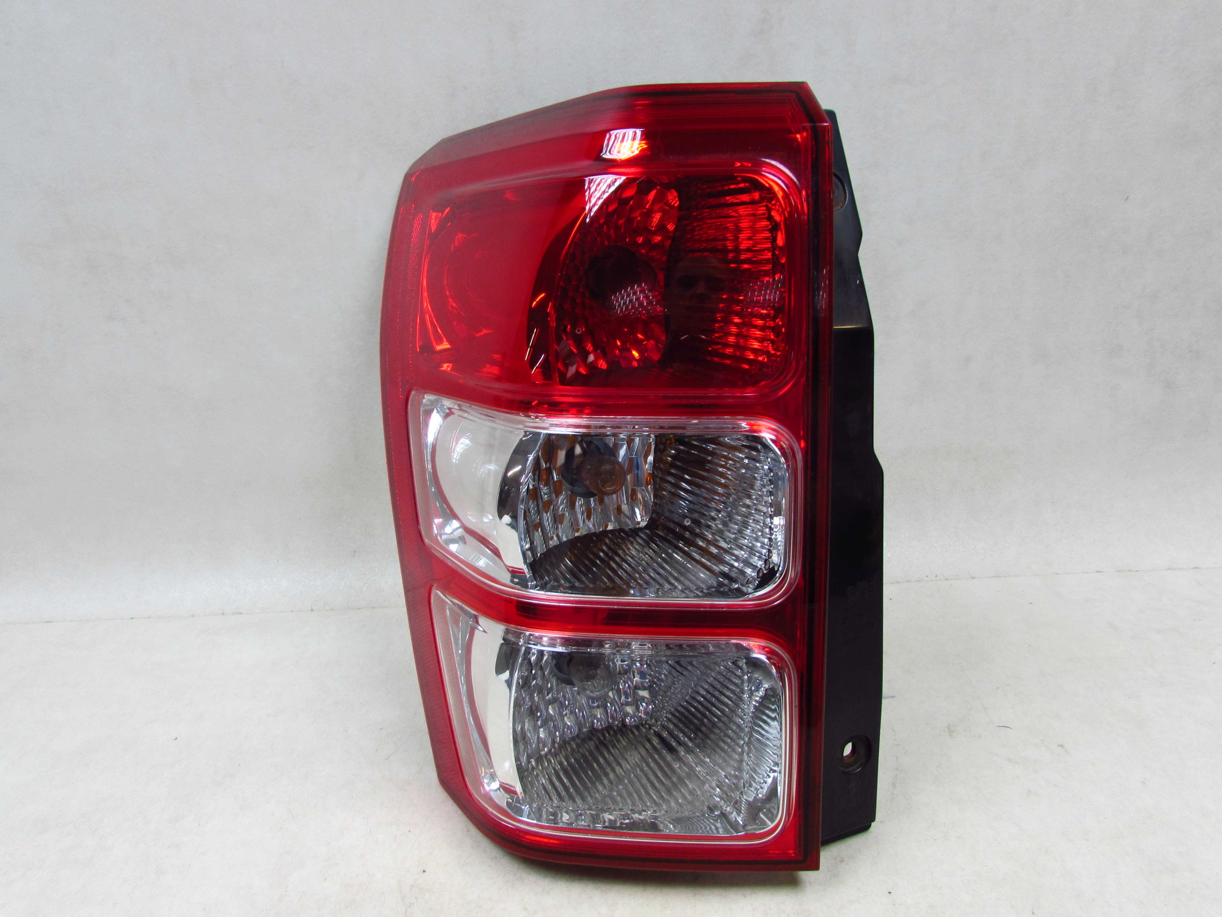 SUZUKI GRAND VITARA II 05-12 LAMPA TYL LEWA 5D UK 220-59079 USZKODZONA