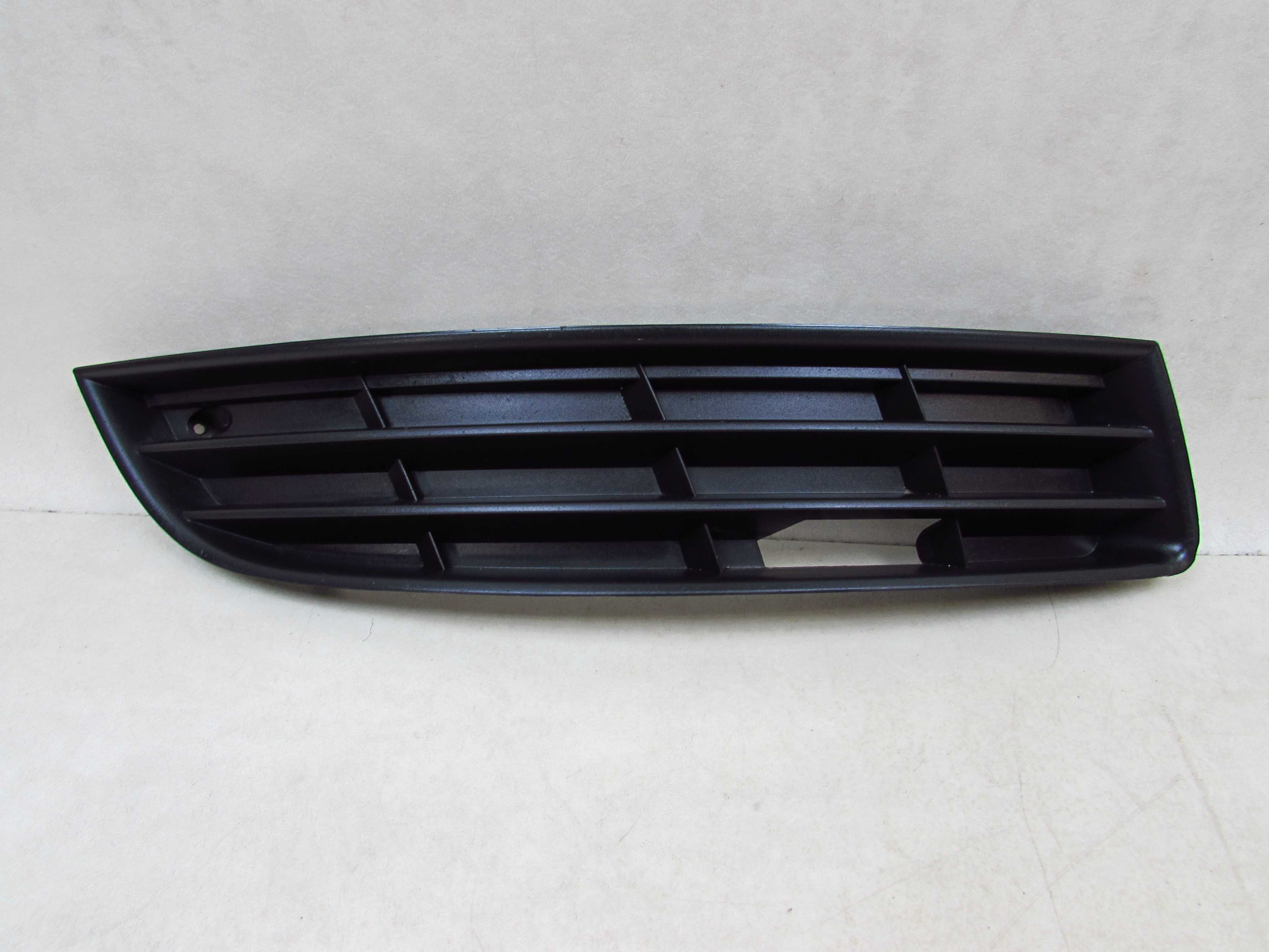VW PASSAT B6 05-10 KRATAKA ZASLEPKA ZDERZAKA PRAWA 3C0853666