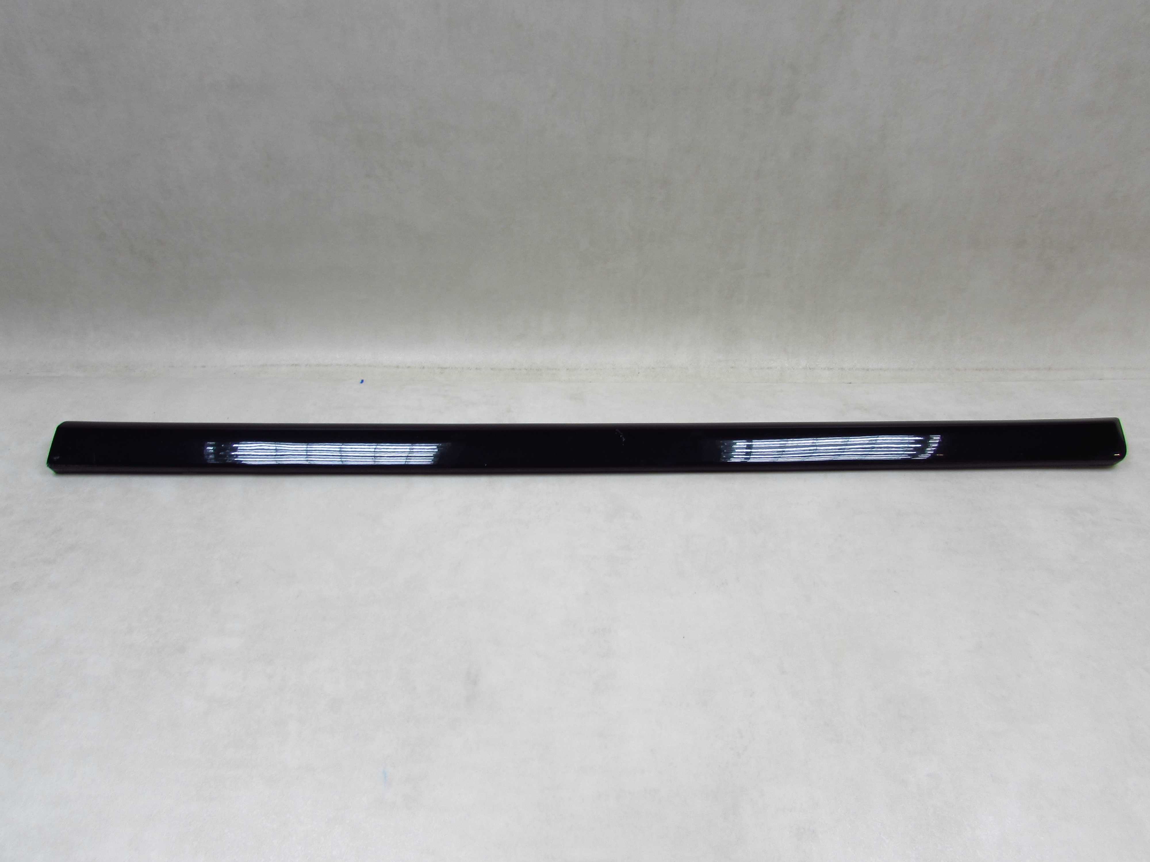 VOLVO S40 V50 LIFT R-DESIGN LISTWA DOLNA DRZWI PRZOD PRAWA 31253727 452-46 07-13