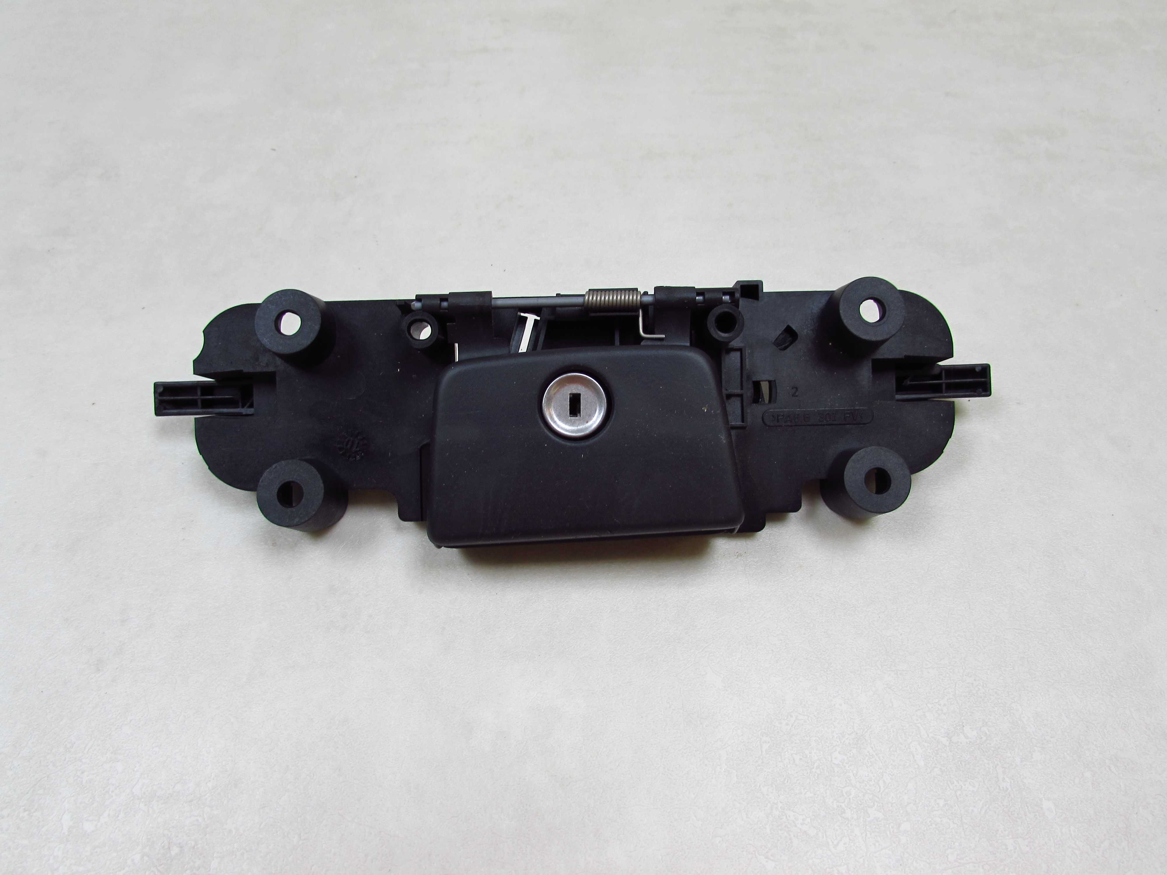 VOLVO C30 C70 S40 II V50 04-13 ZAMEK KLAMKA SCHOWKA PASAZERA