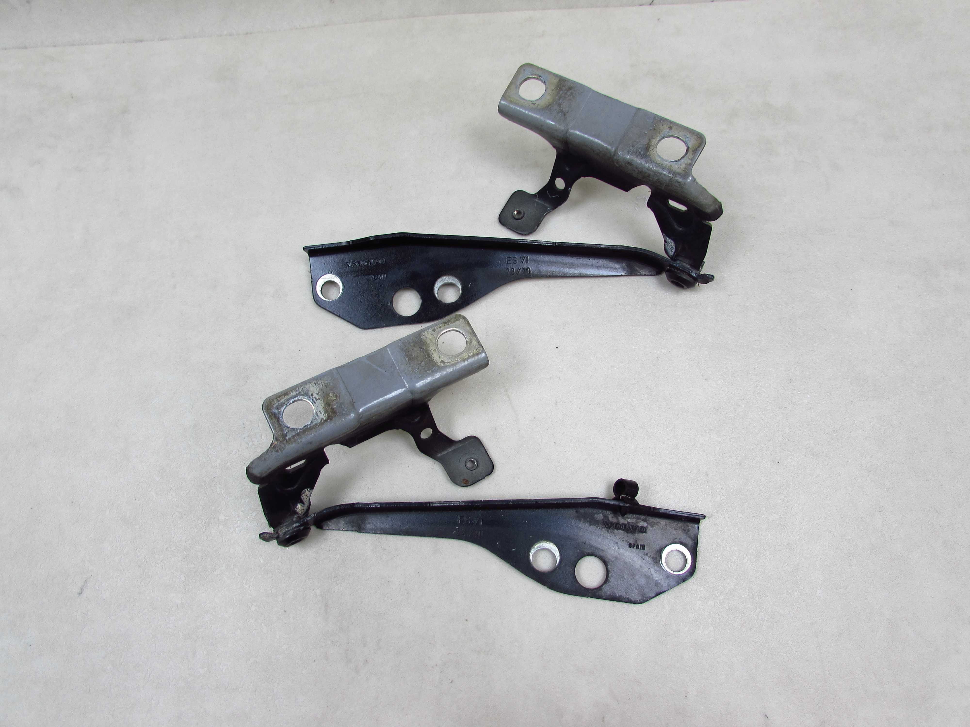 VOLVO C30 C70 S40 V50 04-13 ZAWIAS MASKI LEWY PRAWY 30716252 30716253 452-46