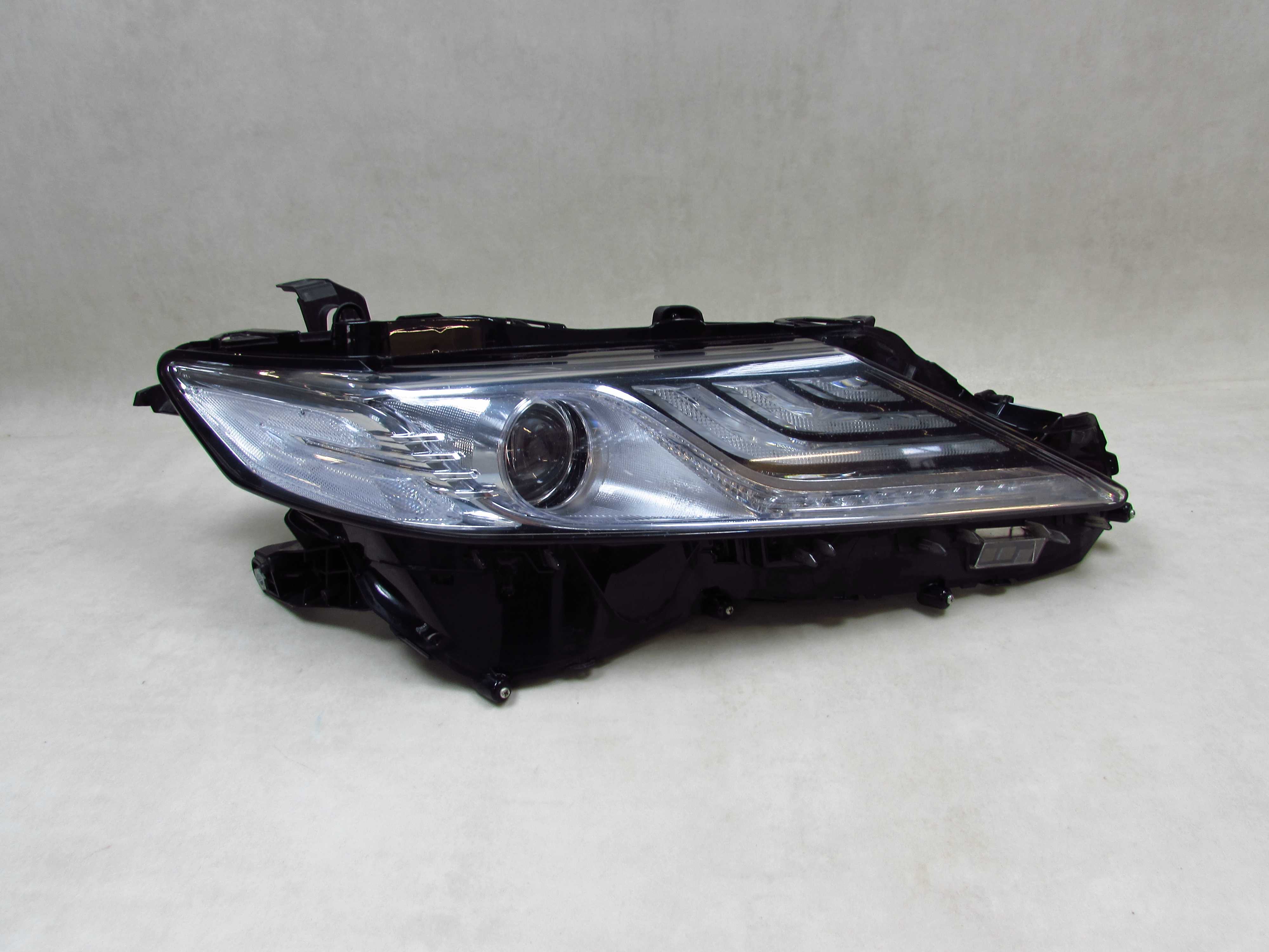 TOYOTA CAMRY VIII XV70 IX 19-22 LAMPA PRZOD PRAWA FULL LED EUROPA 33-276
