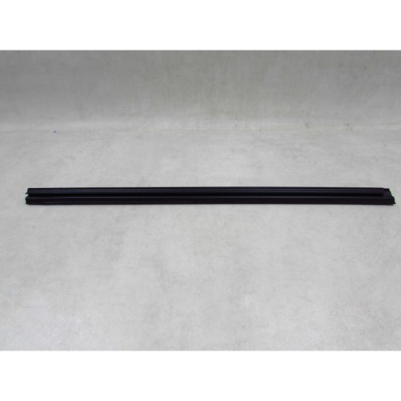 LYNK&CO 01 LISTWA USZCZELKA ZGARNIAJACA PARAPET DRZWI TYL LEWA